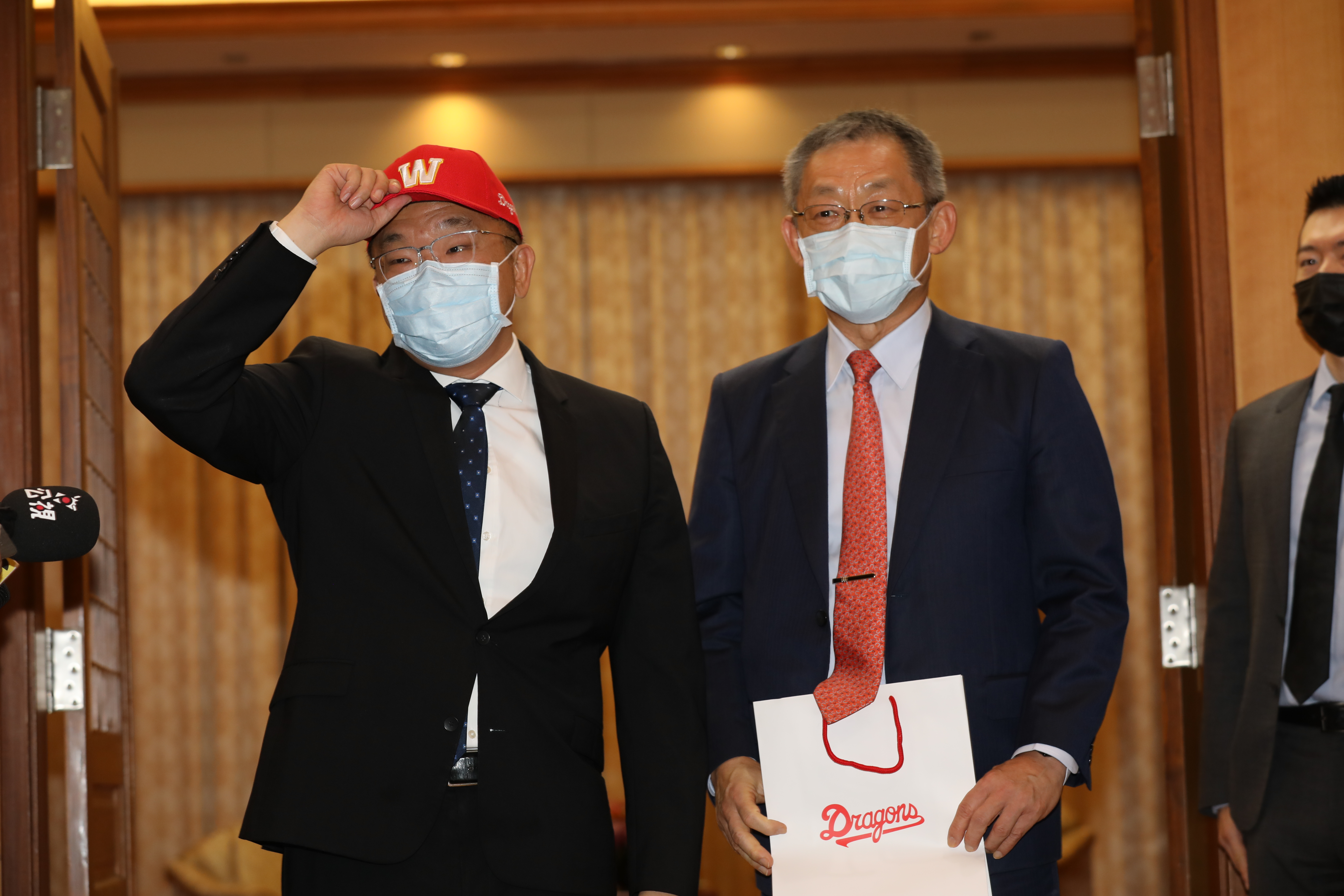 味全龍董事長徐文芳致贈隊帽給中職準會長蔡其昌，蔡當場戴上。