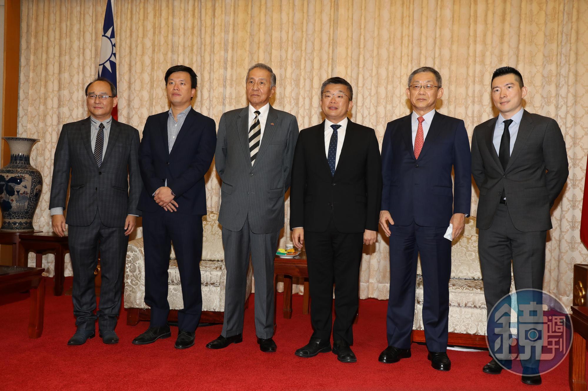 中職5球團代表今拜會立法院副院長蔡其昌（右3），蔡會後宣布同意接掌中職下屆會長。