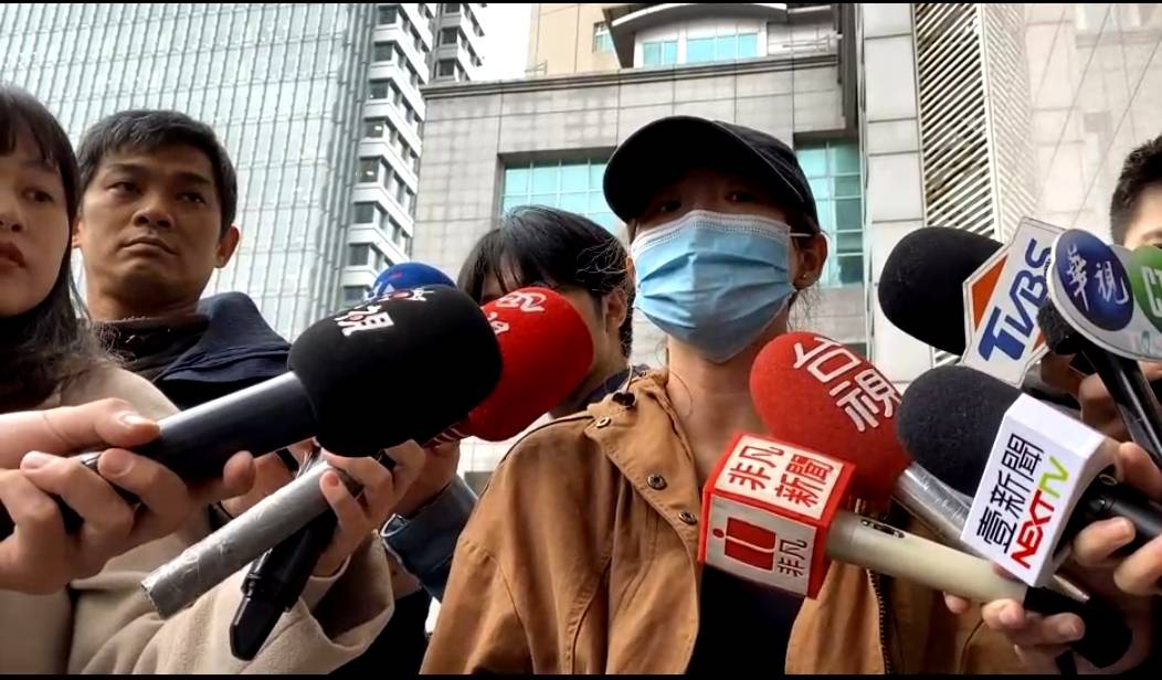 郭嫌等人喬裝帥哥欺騙單身女子匯款,被害人現身說法。(翻攝畫面)
