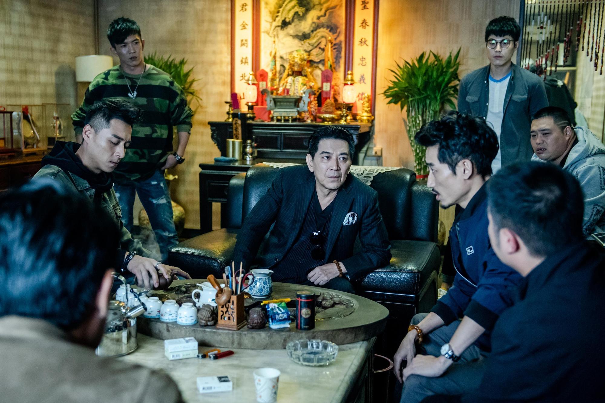 本集故事設定在《角頭2》的6年前,在《角頭2》領便當的高捷(左3)、黃尚禾(左2)、唐振剛(右2)、吳震亞(右1)等人都回歸演出。 (巧克麗娛樂提供)