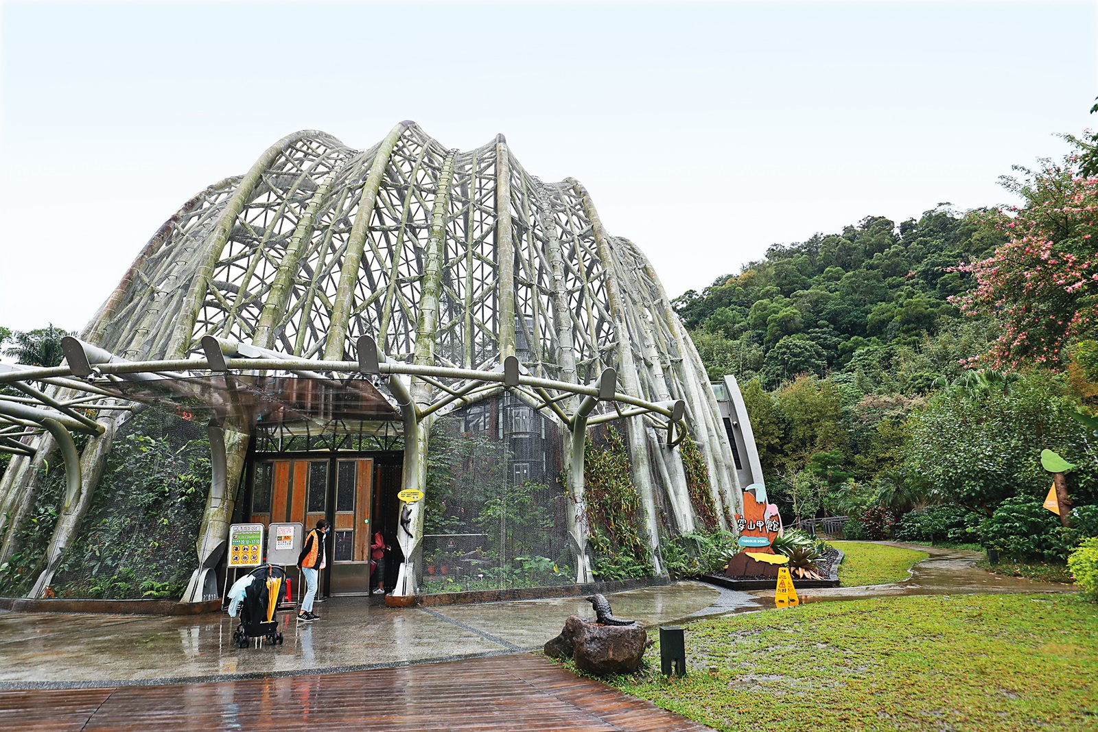 以台灣穿山甲為設計意象的「穿山甲館」，是園區熱門景點。