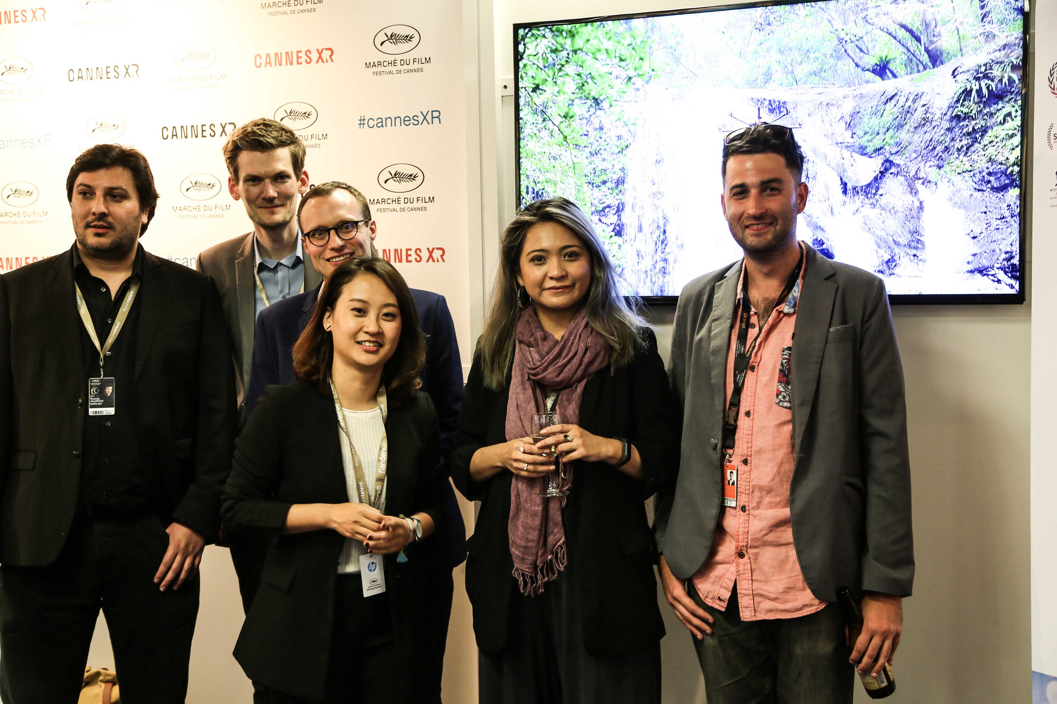 陳斯婷（右二）與洋雅苳（右一）創辦綺影映畫公司，致力整合國際資源。（綺影映畫提供）