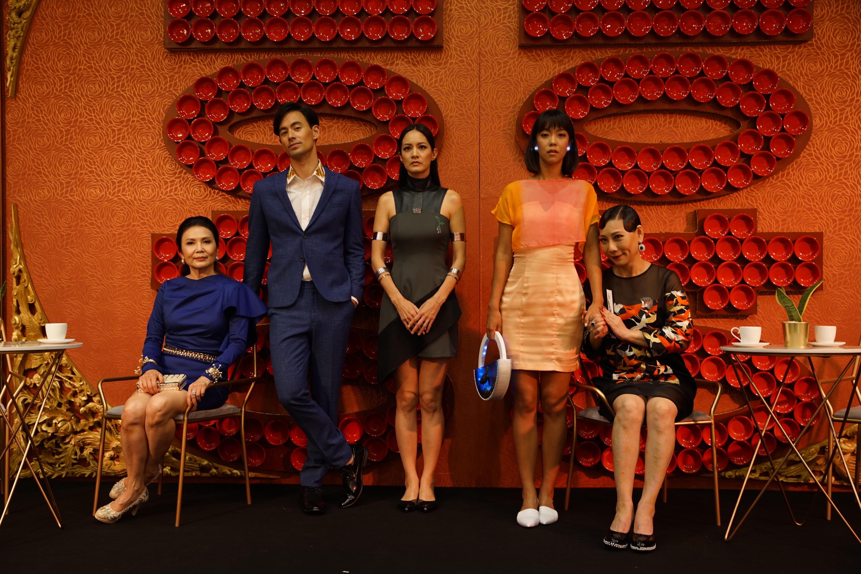 台法合製的《囍宴機器人》由樊小蕓（左起）、謝怡芬與吳宇衛夫婦、李霈瑜和郎祖筠主演，入圍日舞影展、SXSW等的VR競賽單元。 （綺影映畫提供）