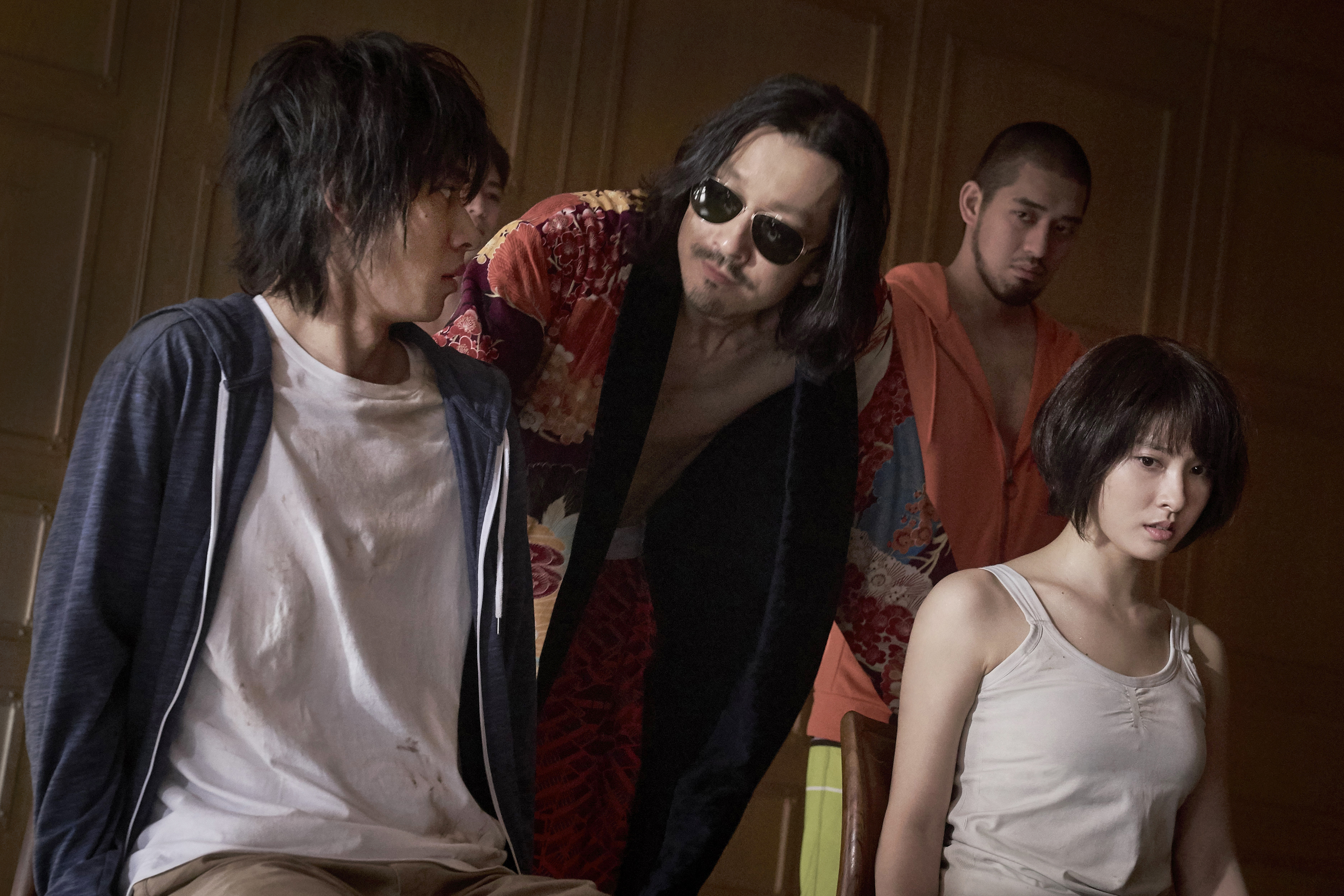 山崎賢人（前排左）和土屋太鳳（前排右）主演的《今際之國的闖關者》上架後在世界各國都大獲好評，今確定製作第2季。（Netflix提供）