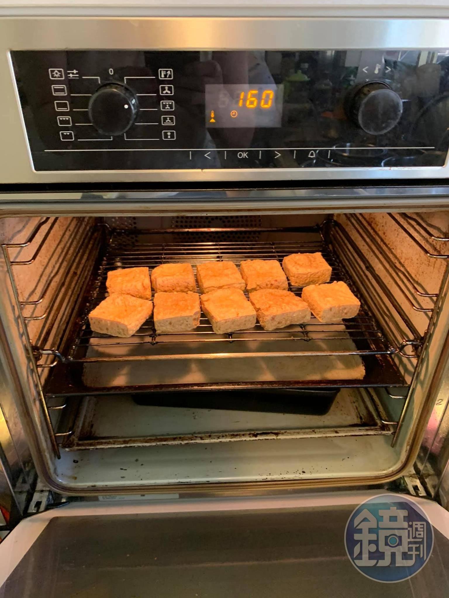 入烤箱回烤,讓臭豆腐酥脆。