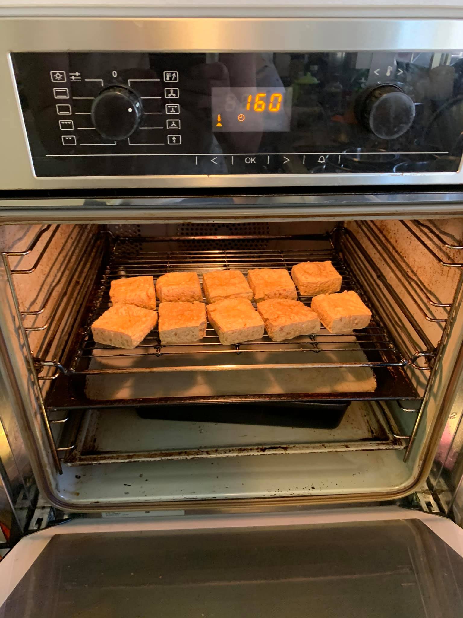入烤箱回烤，讓臭豆腐酥脆。