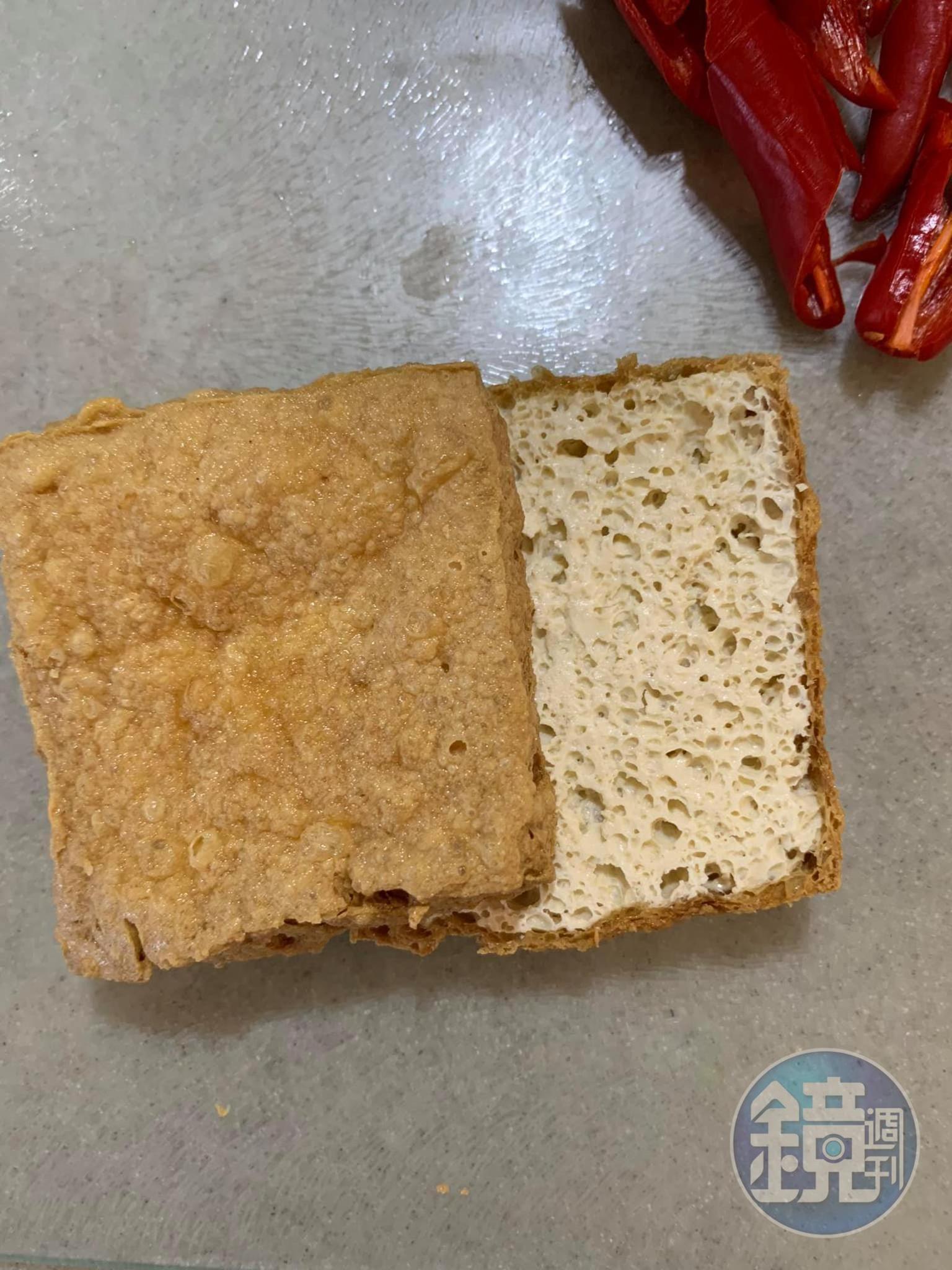 臭豆腐先平切。