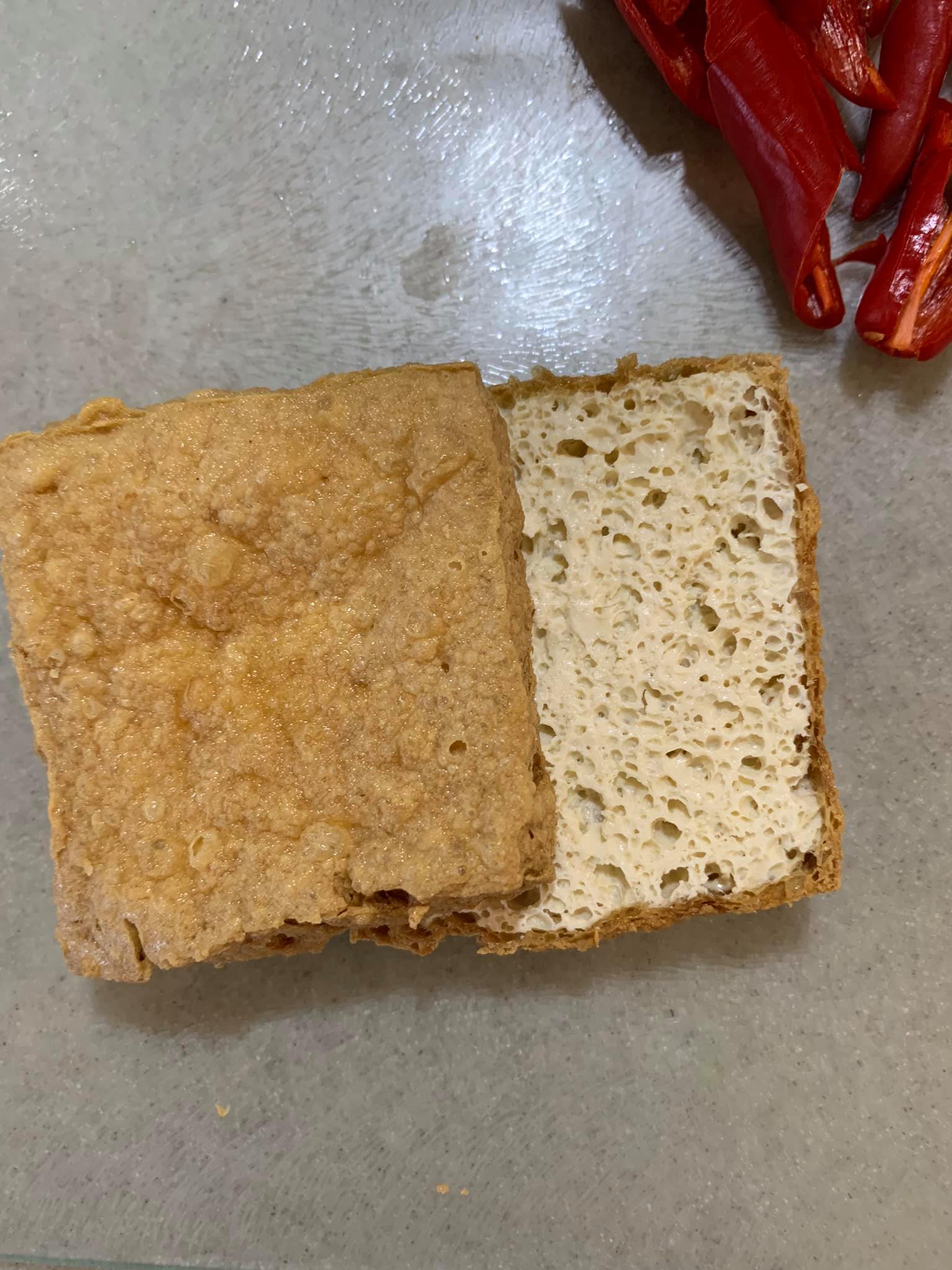 臭豆腐先平切。