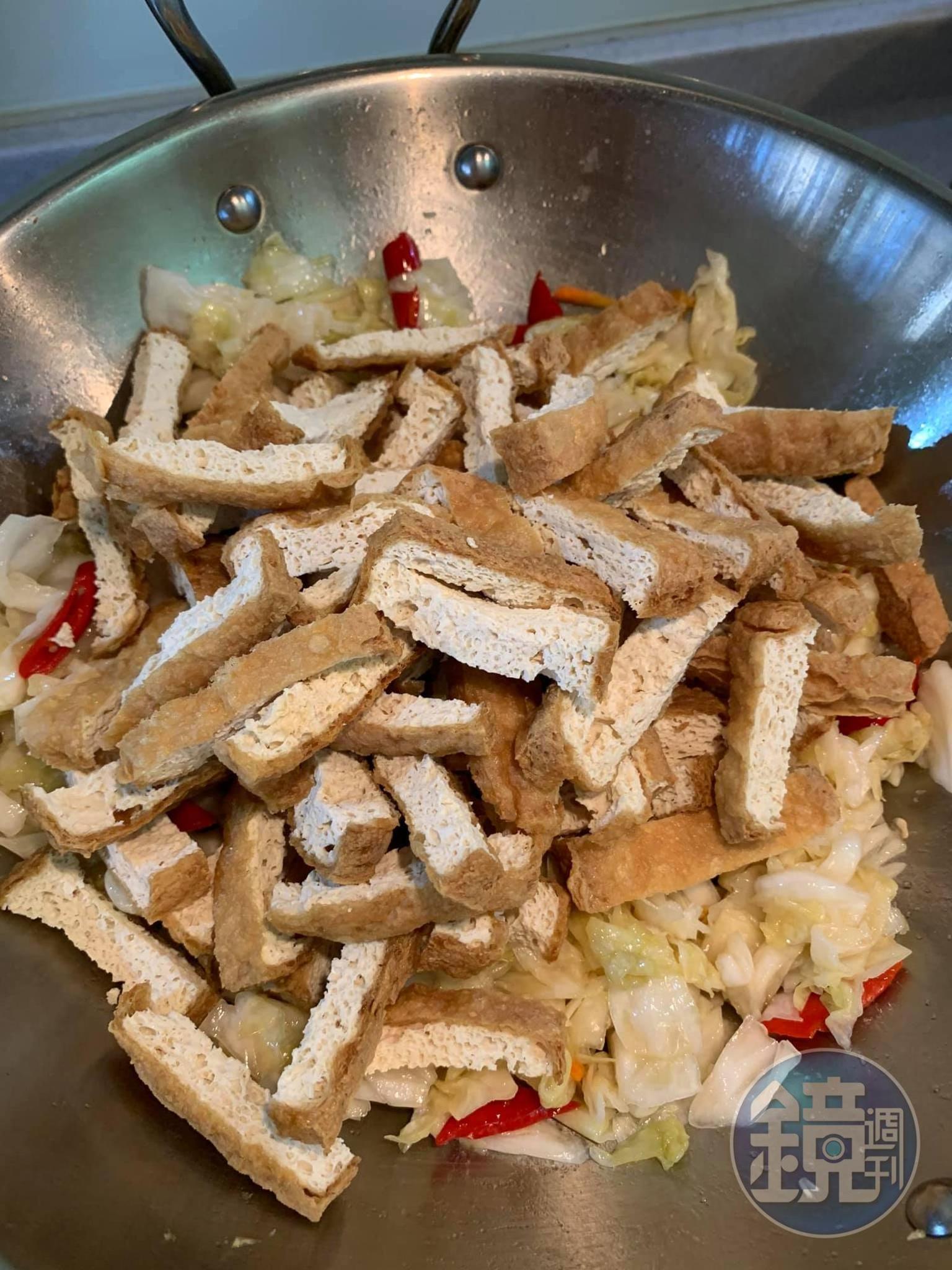 再下臭豆腐,讓豆腐與泡菜燴為一盤。