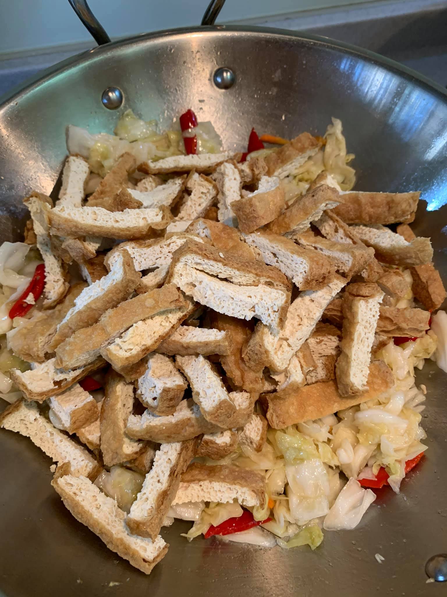 再下臭豆腐，讓豆腐與泡菜燴為一盤。