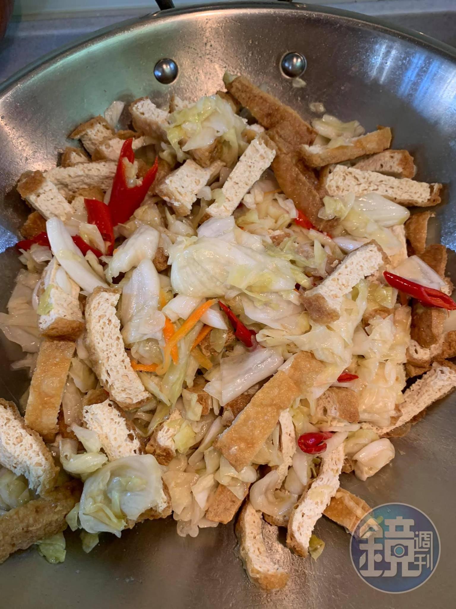 臭豆腐快炒泡菜,最後可下一點烏醋和XO醬變化風味。