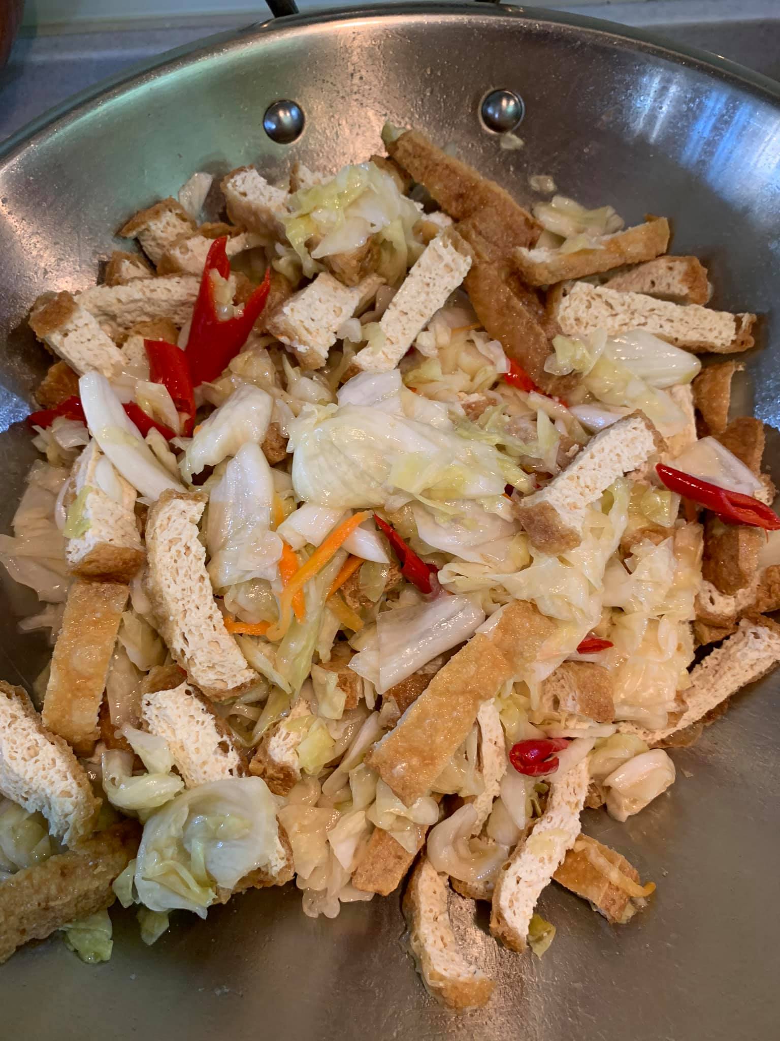 臭豆腐快炒泡菜，最後可下一點烏醋和XO醬變化風味。