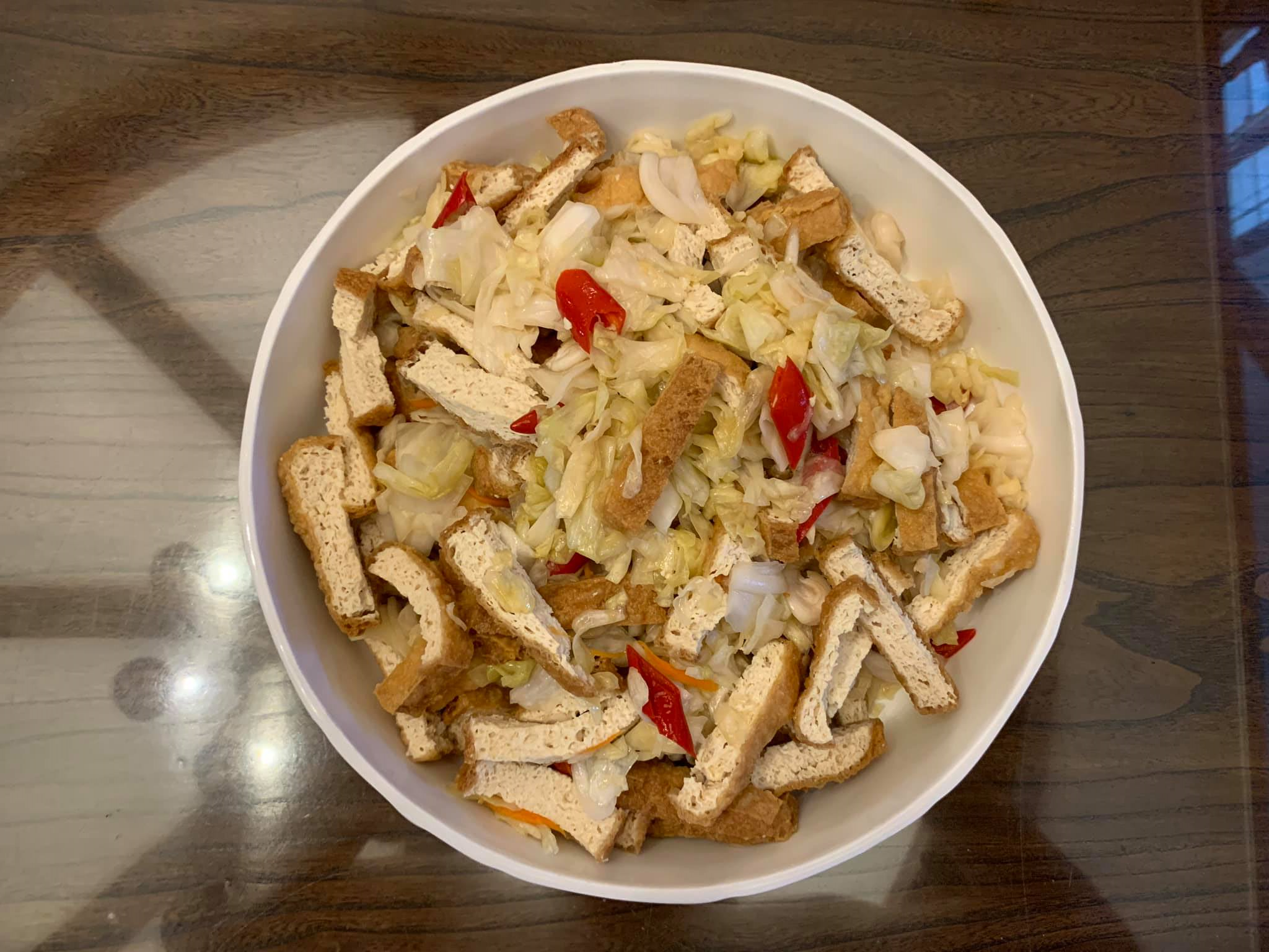 做法簡單卻令人回味的「臭豆腐炒泡菜」，是從台北粵菜名店「喆園」得來的靈感。