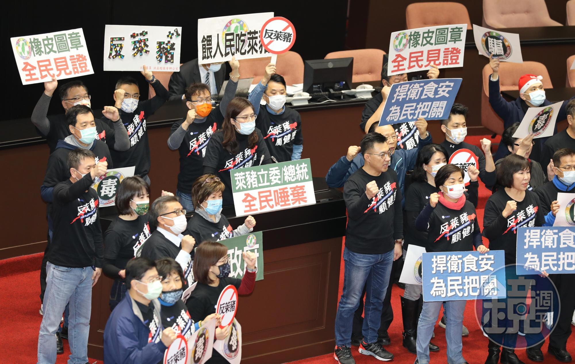 國民黨立委發言時，全體藍委都拿著標語上前助陣。