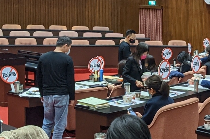 國民黨籍立委反彈萊豬聲量最大，時常以標語表達訴求的他們卻被發現「暗藏臥底」。（翻攝自陳柏惟臉書）