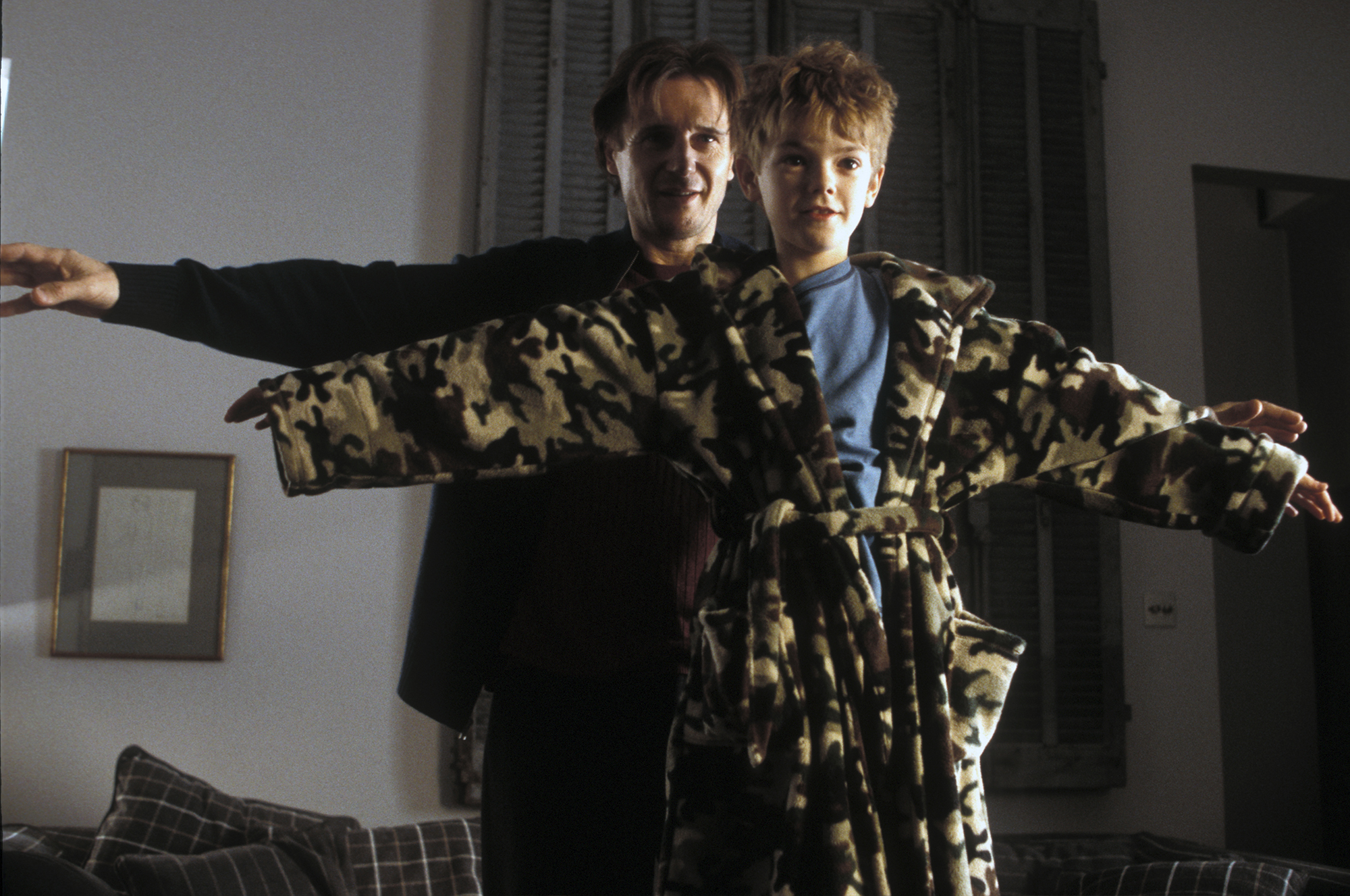 拍攝《愛是您.愛是我》時湯瑪斯桑斯特(右)的可愛模樣。(東昊提供)