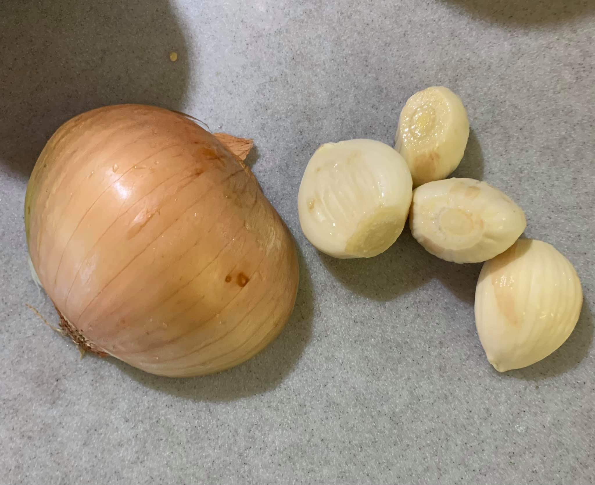 洋蔥半顆與蒜辦。
