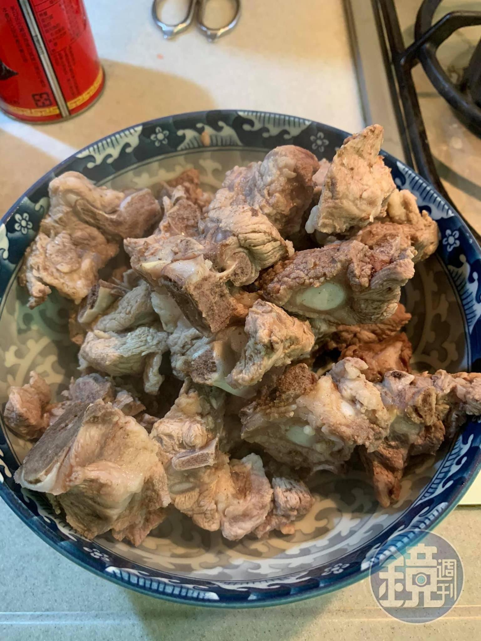 撈出肉排備用。