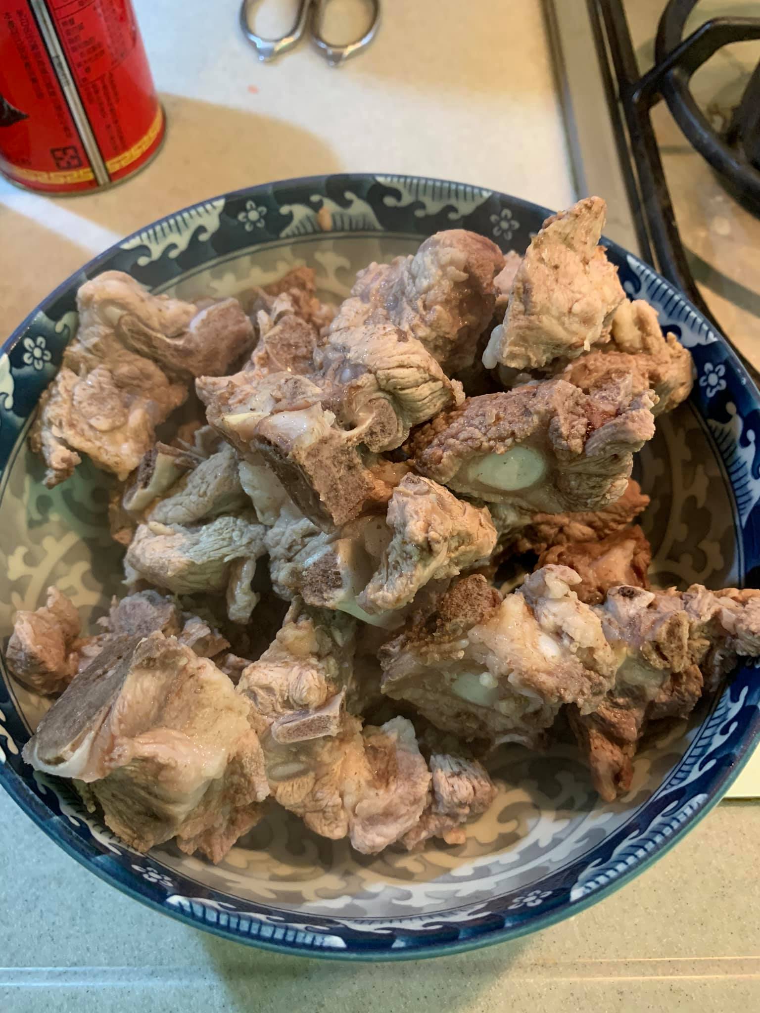 撈出肉排備用。