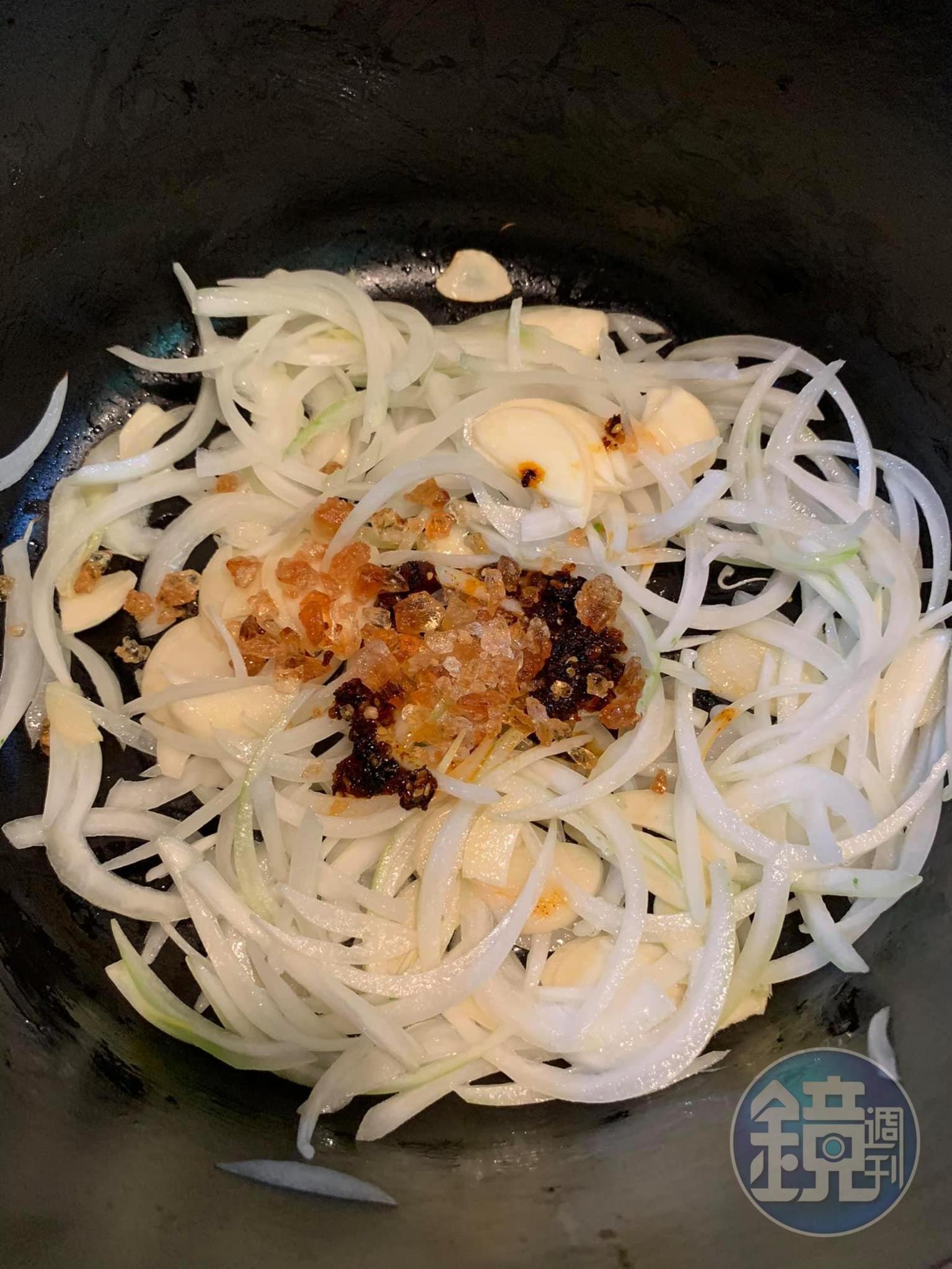 炒湯頭辛香料,加冰糖及乾辣椒。