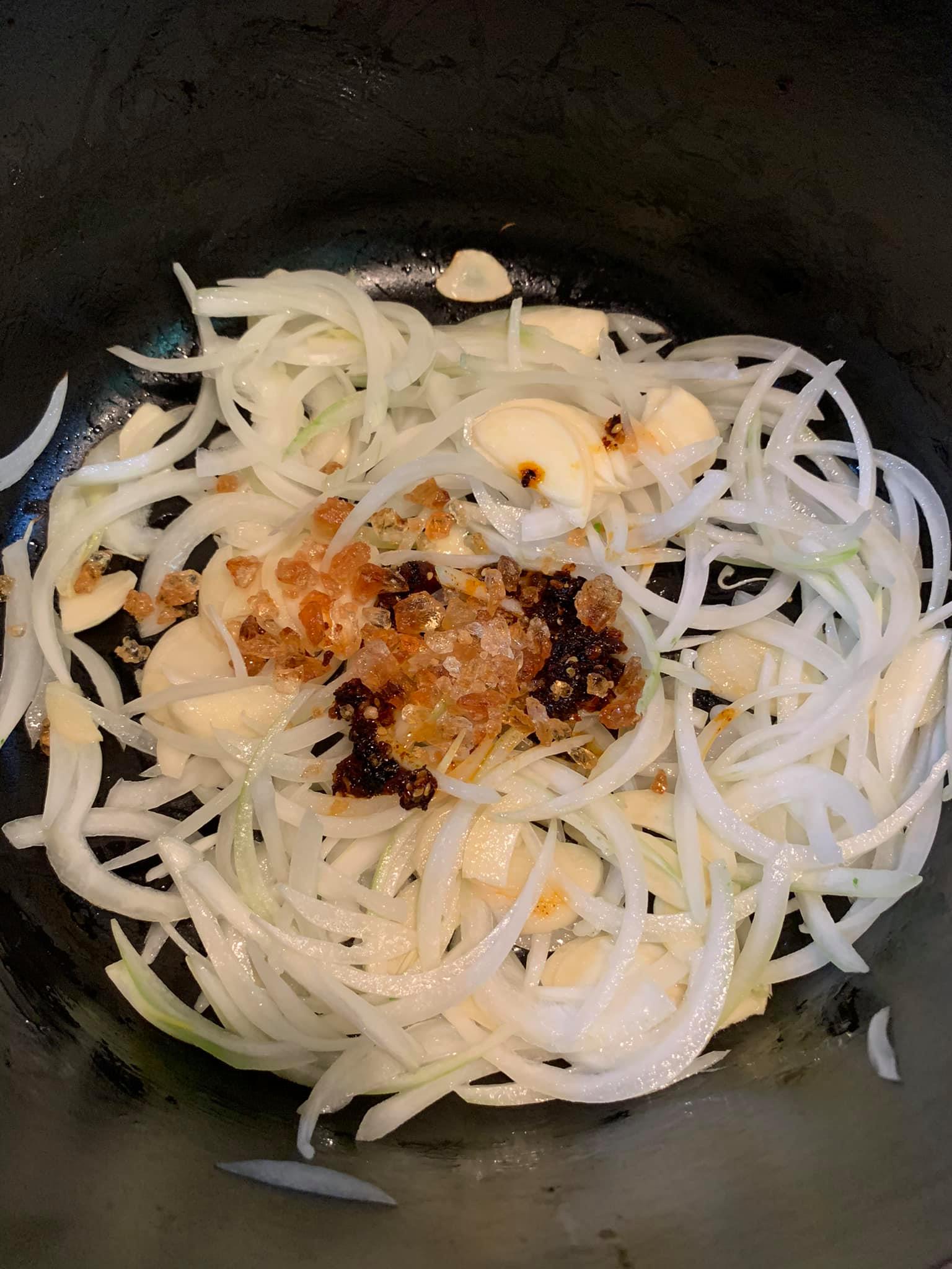 炒湯頭辛香料，加冰糖及乾辣椒。