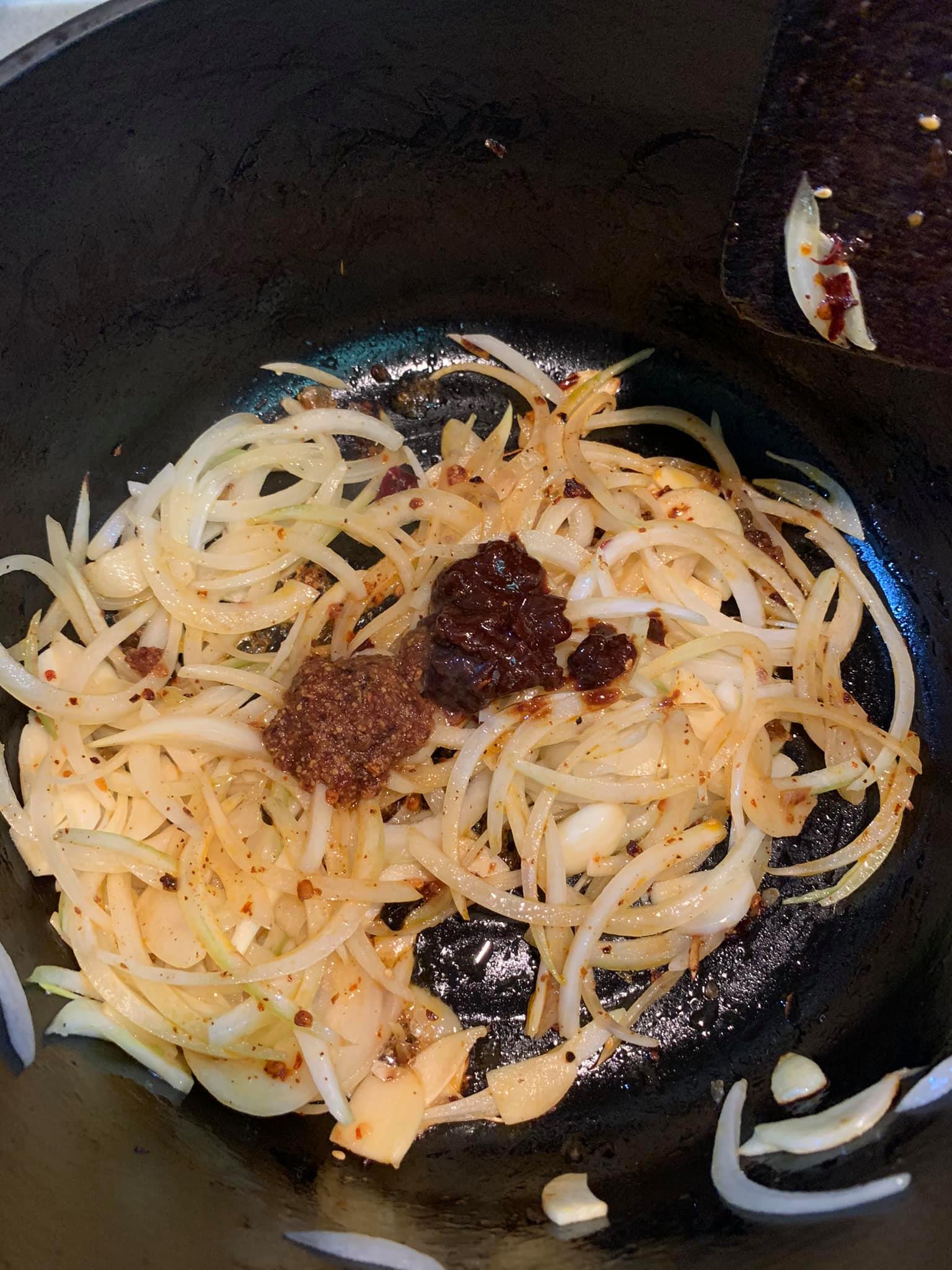 下豆瓣醬及沙茶醬一起炒。