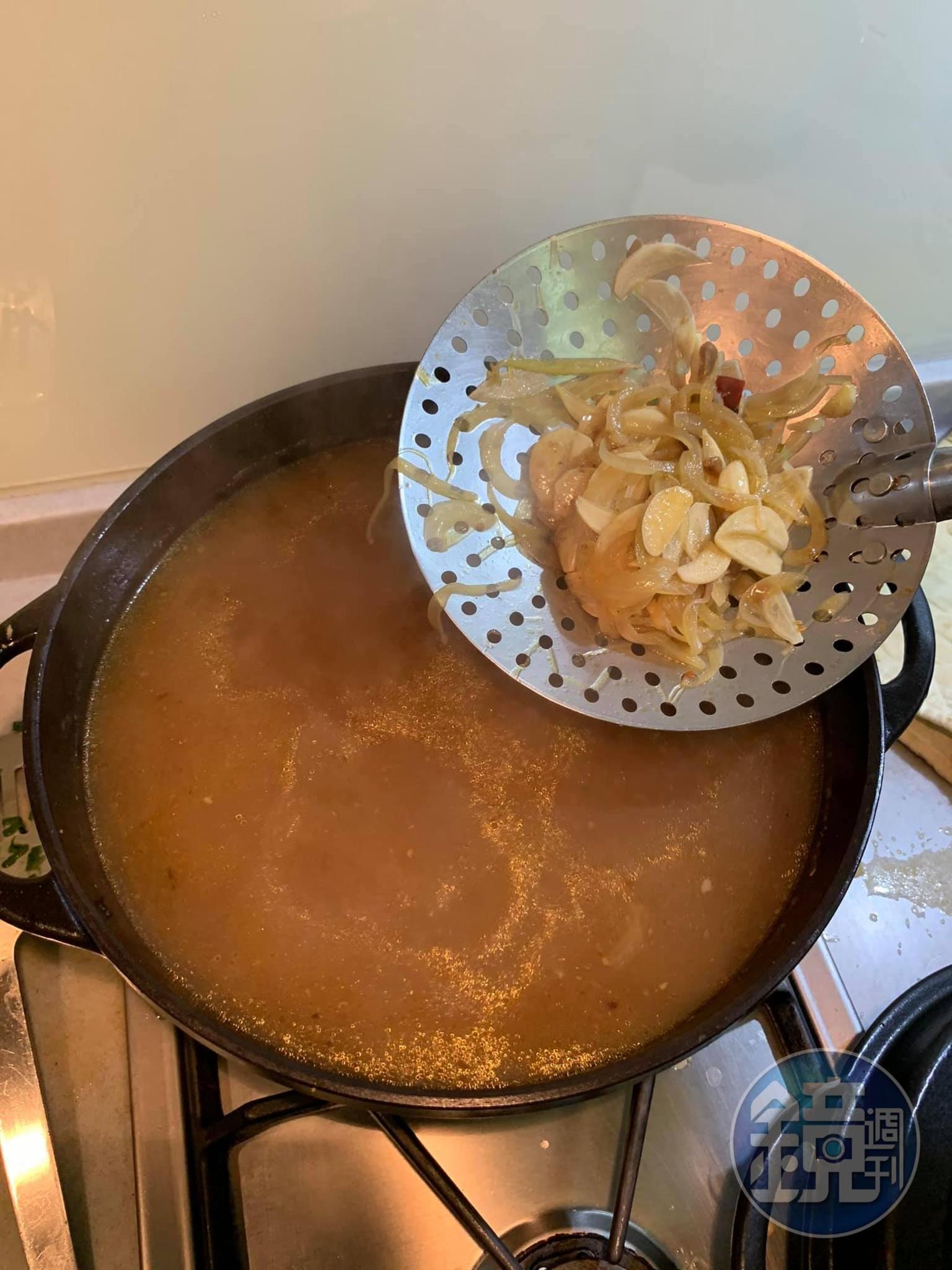 加入兩罐螺肉罐頭湯汁及胡椒粉後,等湯滾試味,可,撈起辛香料。