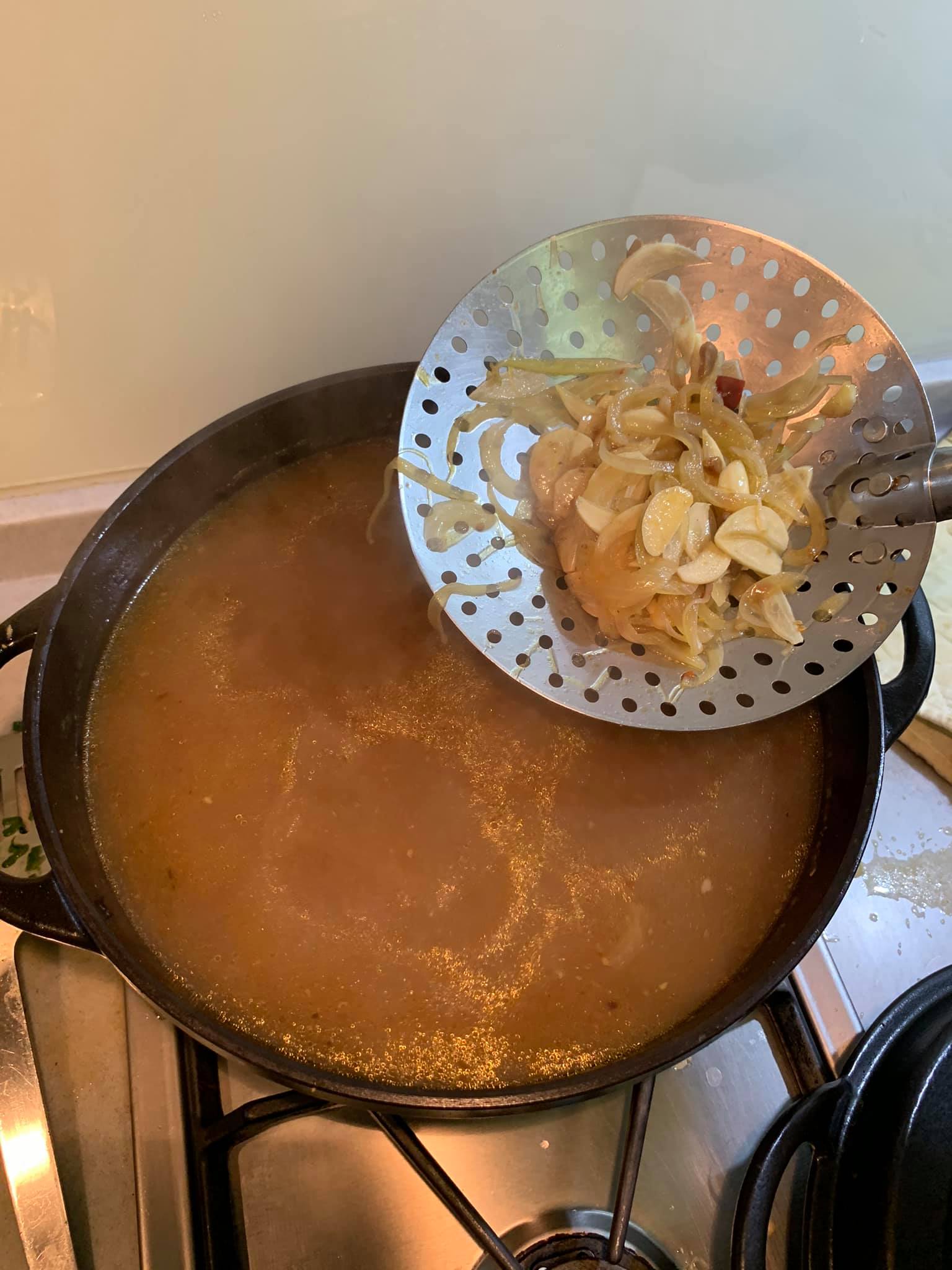 加入兩罐螺肉罐頭湯汁及胡椒粉後，等湯滾試味，可，撈起辛香料。