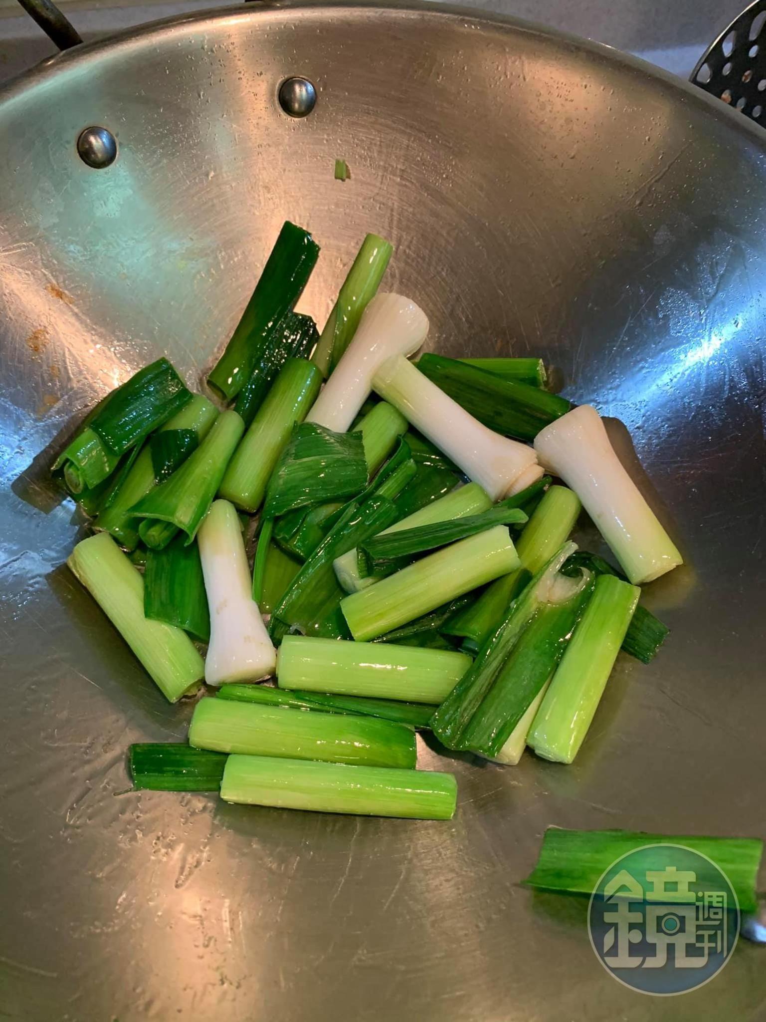 起另一鍋,炒香蒜苗。