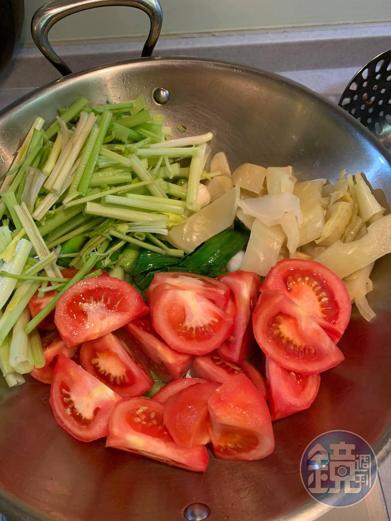 加入芹菜、番茄、酸菜一起炒。