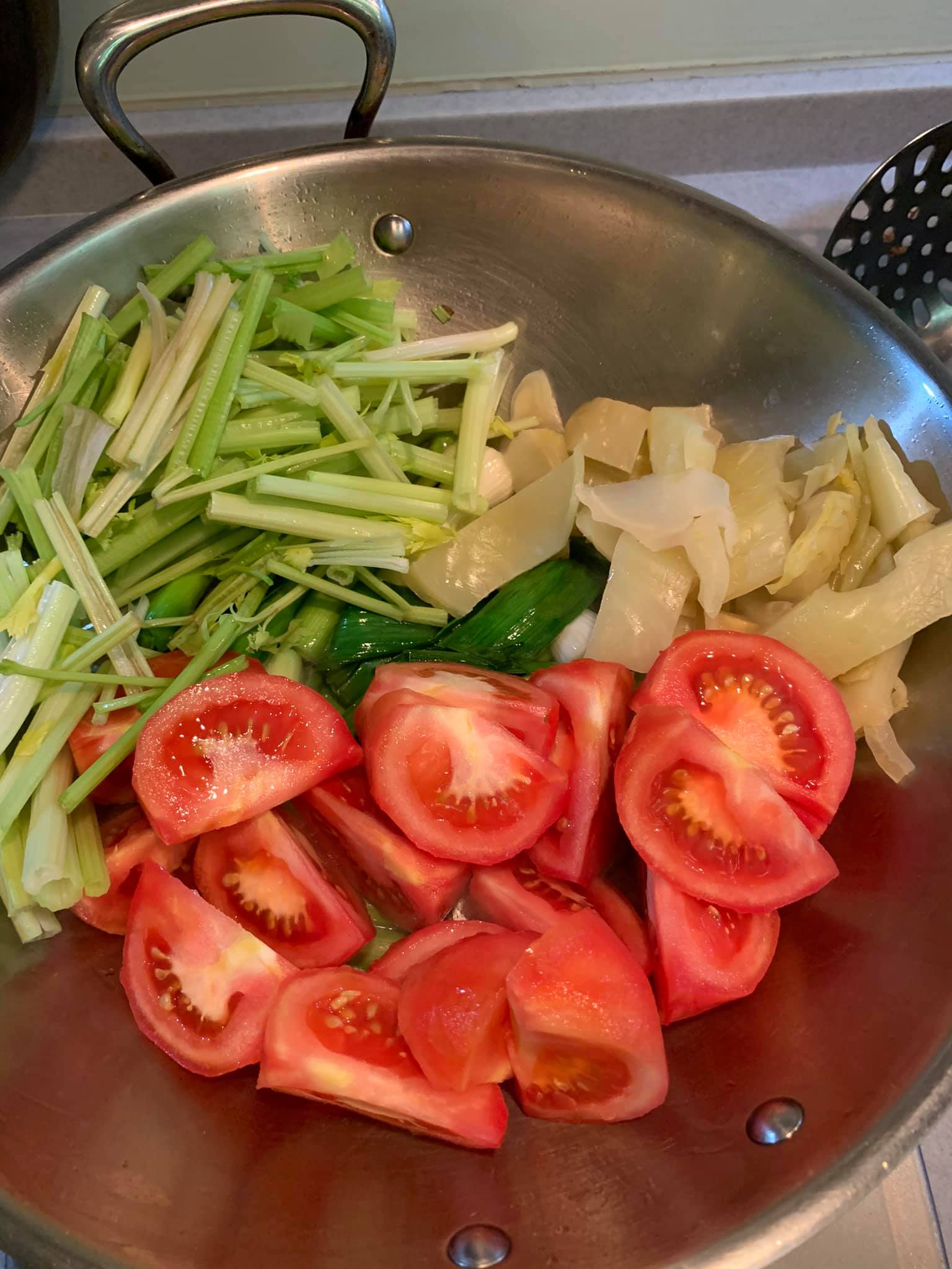 加入芹菜、番茄、酸菜一起炒。