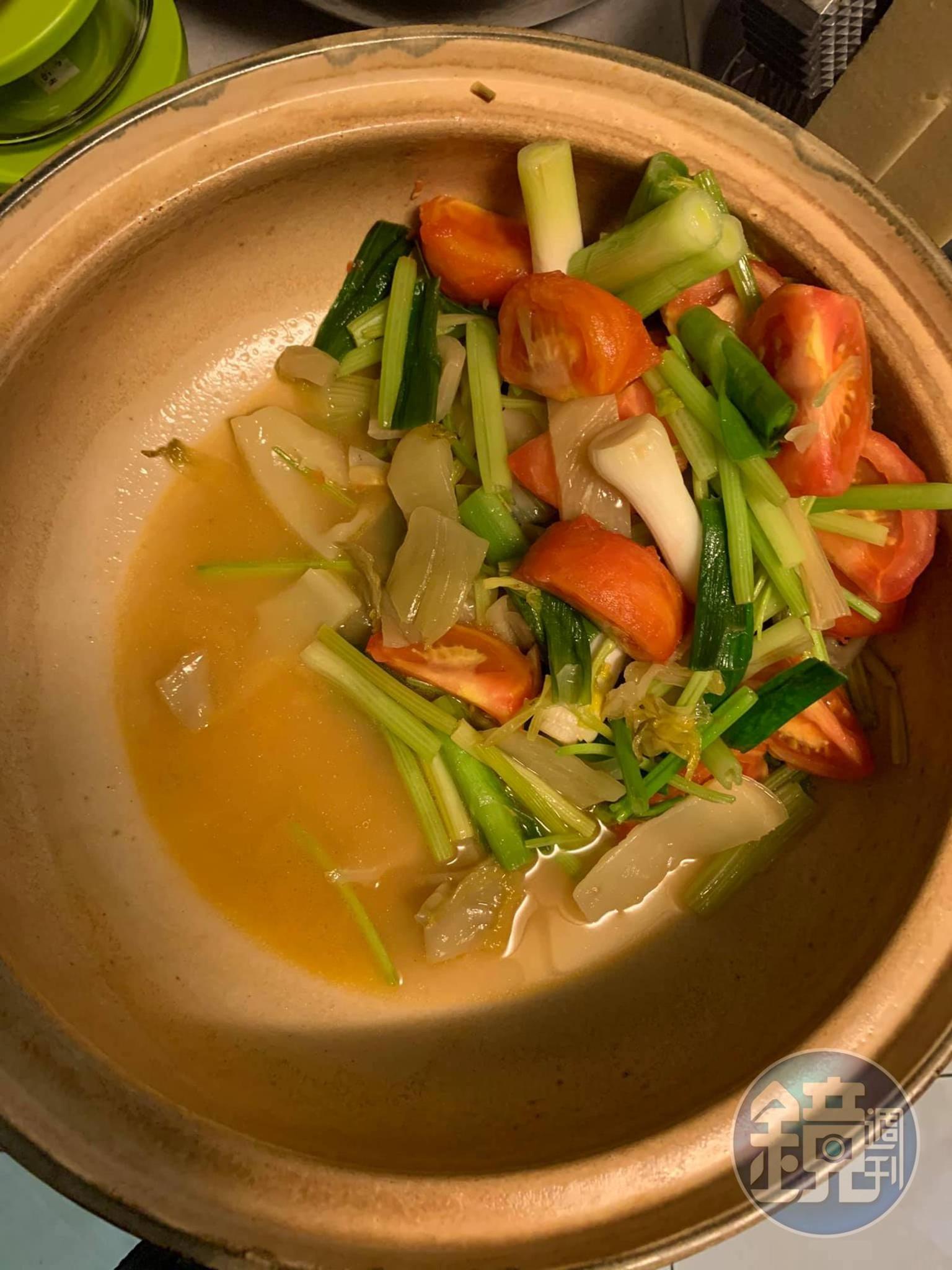 將炒好蔬菜連同湯汁,先倒入砂鍋一側。