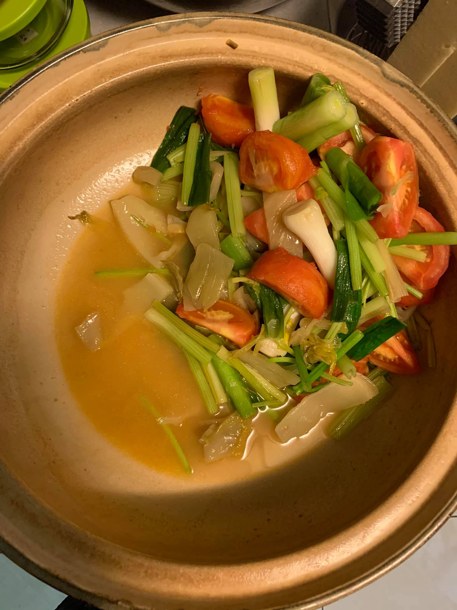 將炒好蔬菜連同湯汁，先倒入砂鍋一側。