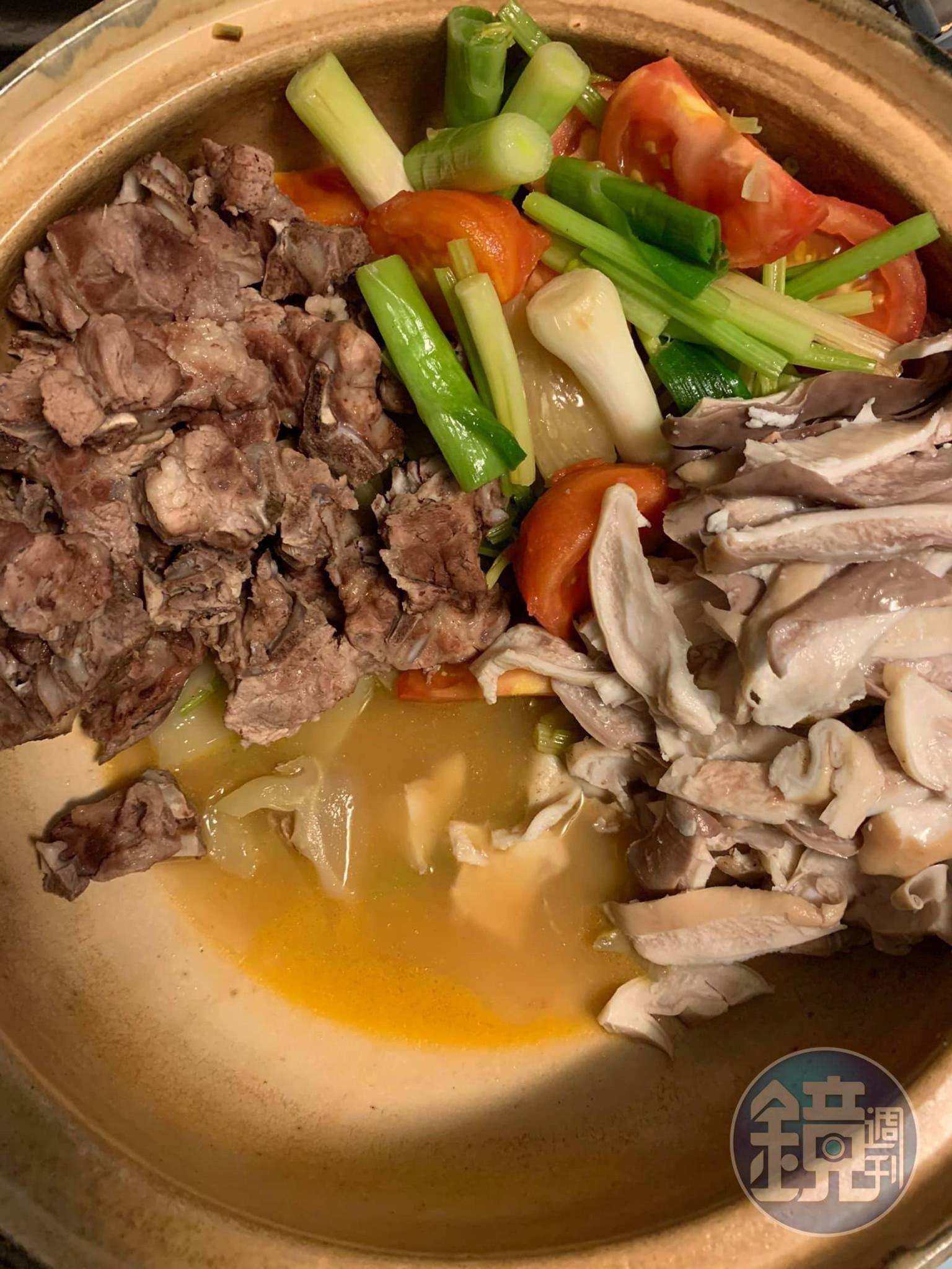 放入排骨及豬肚片。