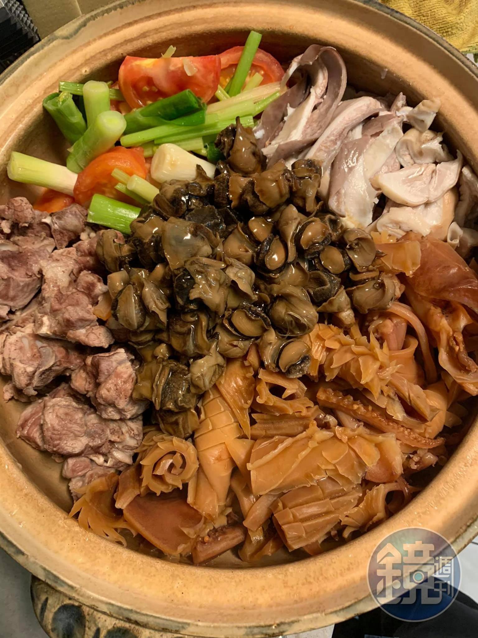 排入魷魚及螺肉。