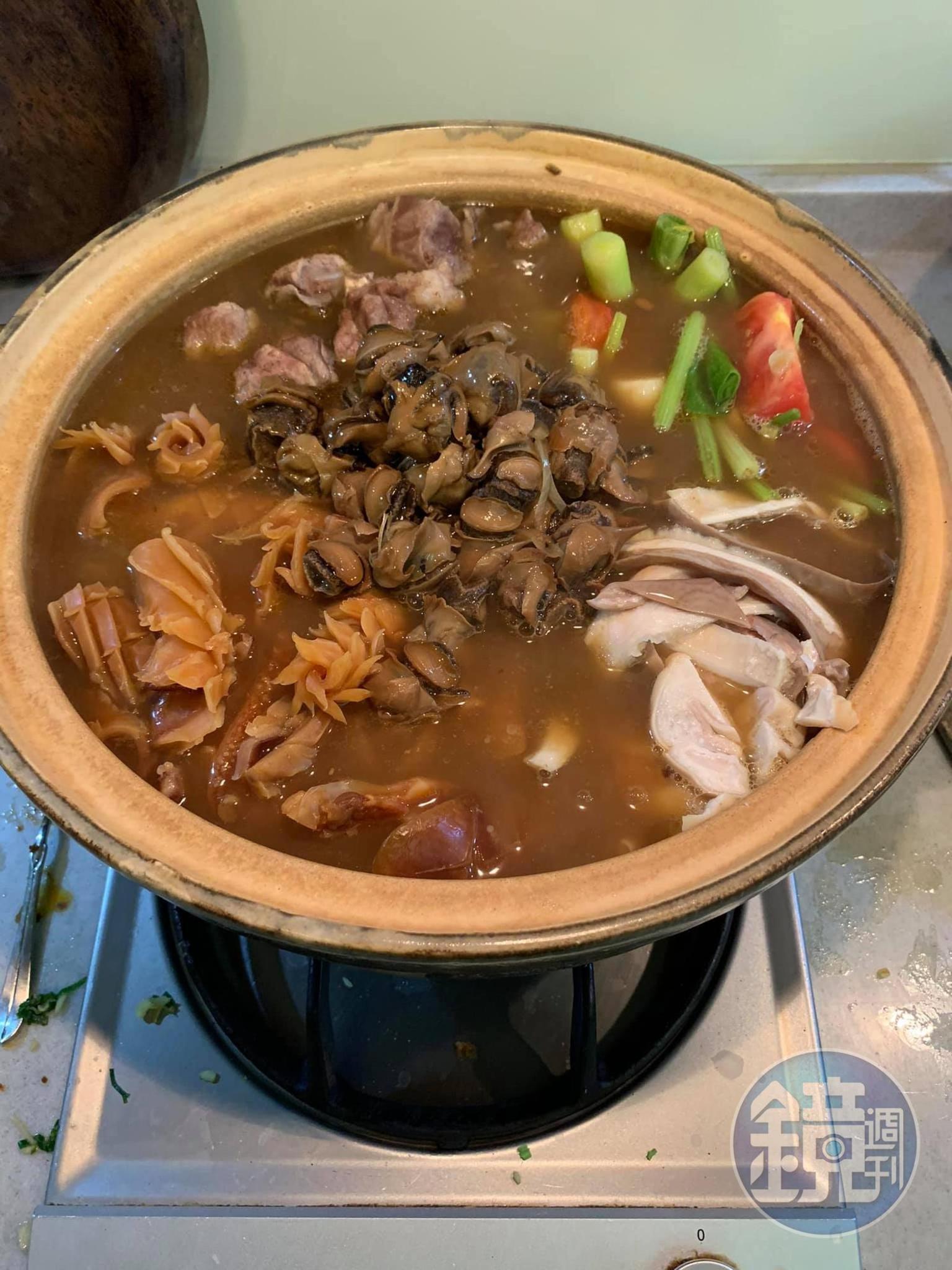 轉大火讓砂鍋滾,然後蓋上鍋蓋燜10分鐘。