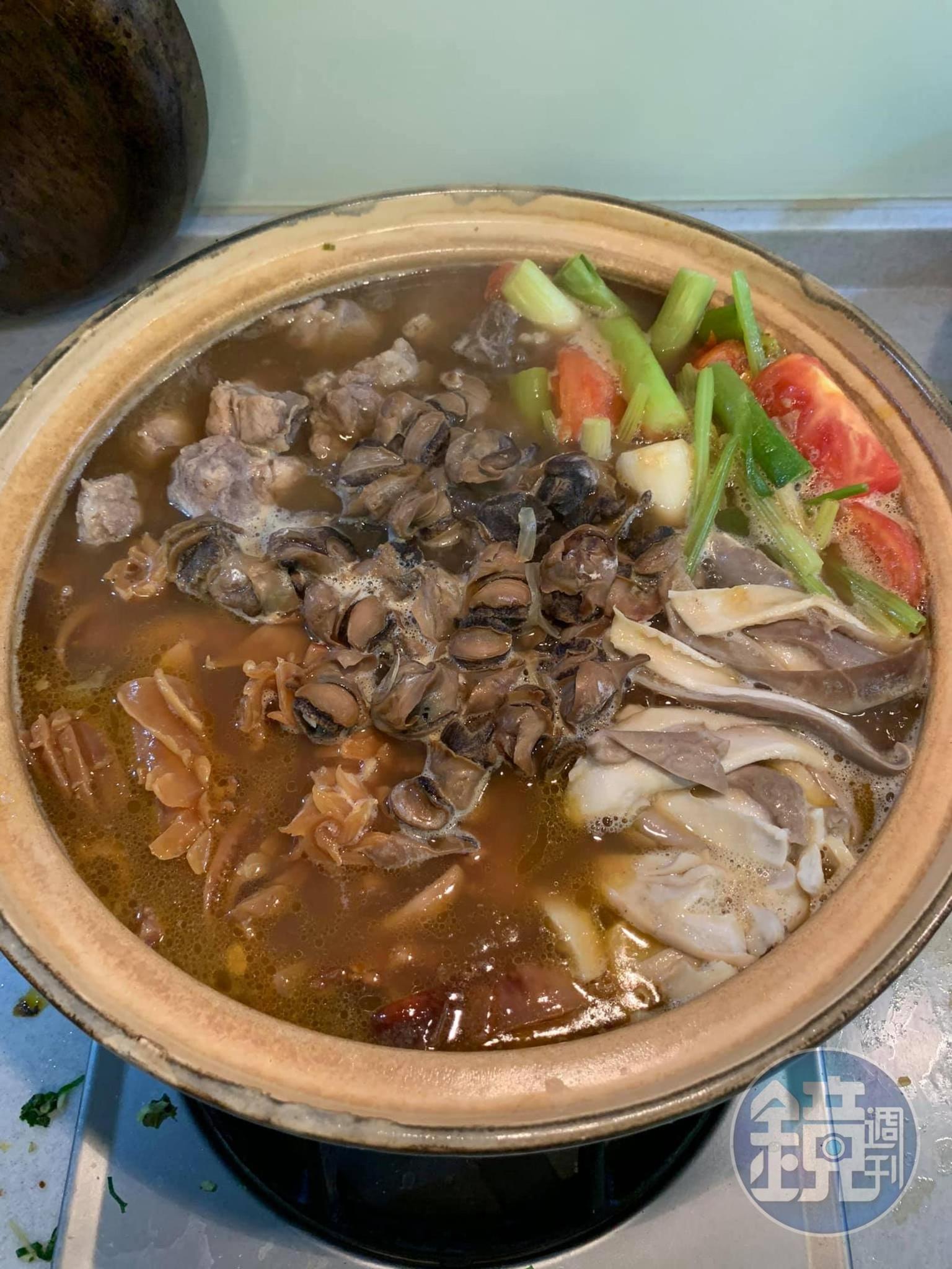 待湯滾料熟,關火,魷魚螺肉蒜準備上桌。