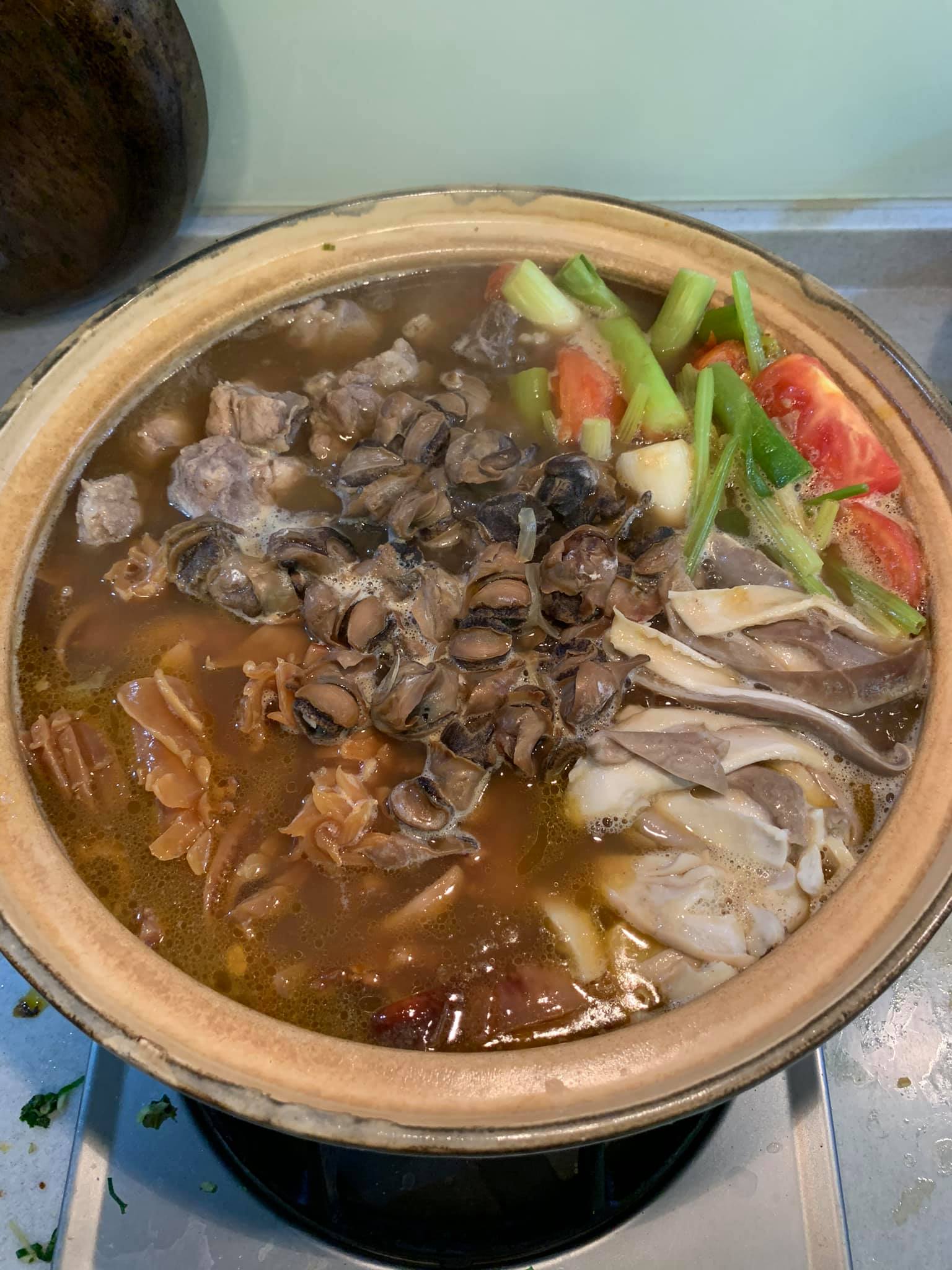 待湯滾料熟，關火，魷魚螺肉蒜準備上桌。