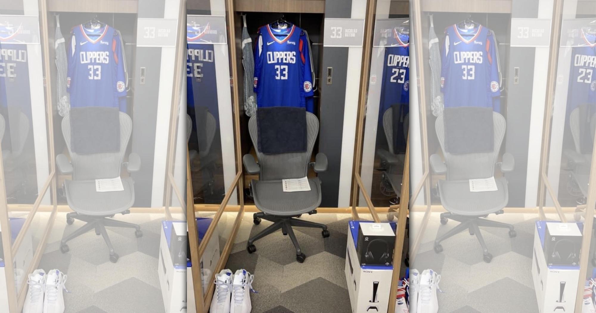 快艇球員在NBA開幕戰得到球團贈送的一台PS5跟耳機。(翻攝twitter@TomerAzarly)