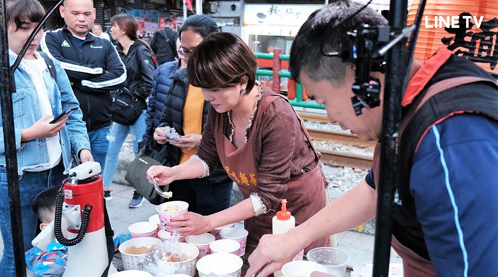 苗可麗來到「平溪古早味麵茶」協助店家轉型再行銷。（LINE TV提供）