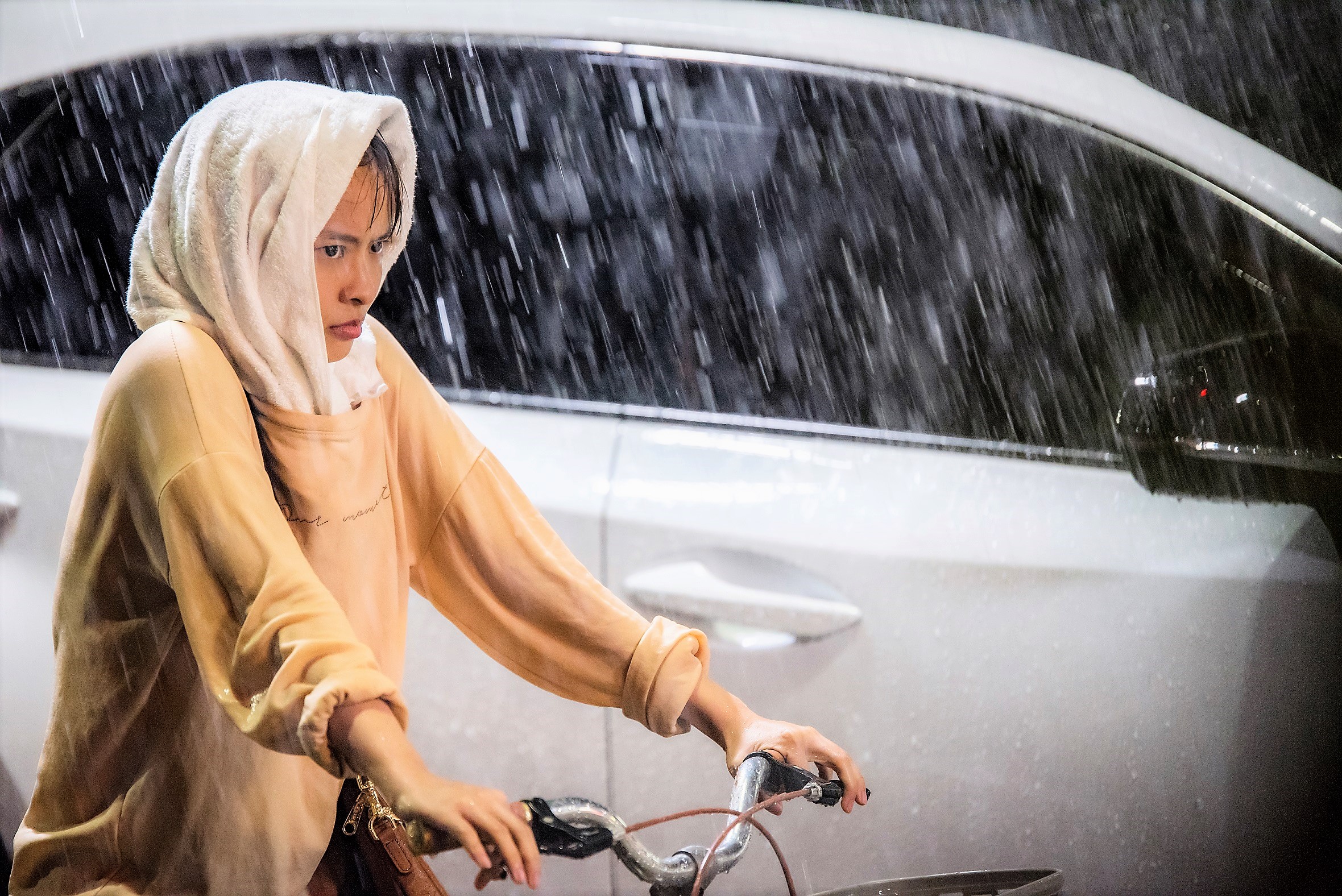 葉星辰在暴雨中拍戲，不僅內褲濕透，隱形眼鏡也移位。（東森提供）