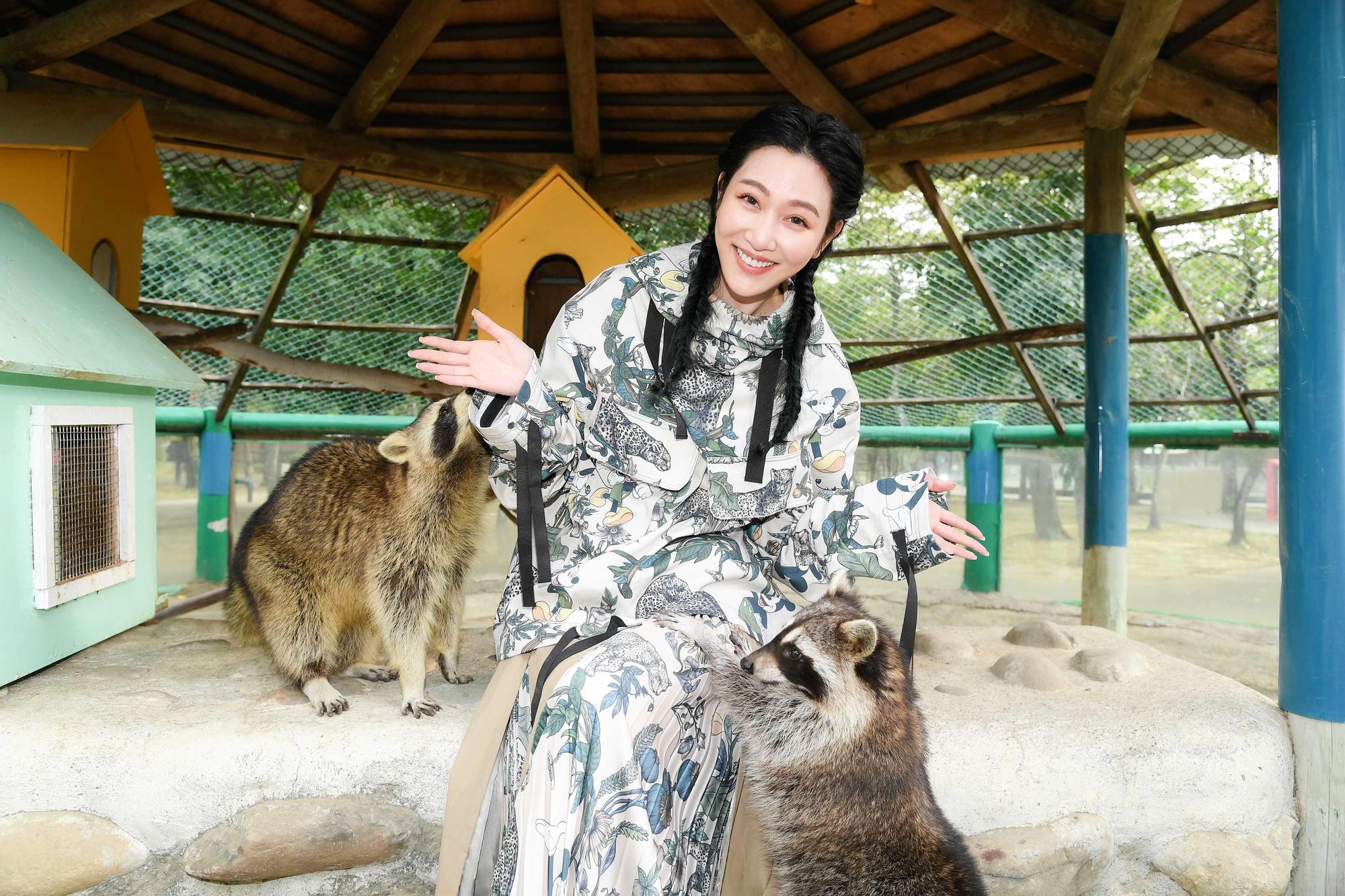 曾莞婷受邀擔任頑皮世界「環境教育中心」開幕的活動大使,最期待的就是可以抱小浣熊。(三立提供)