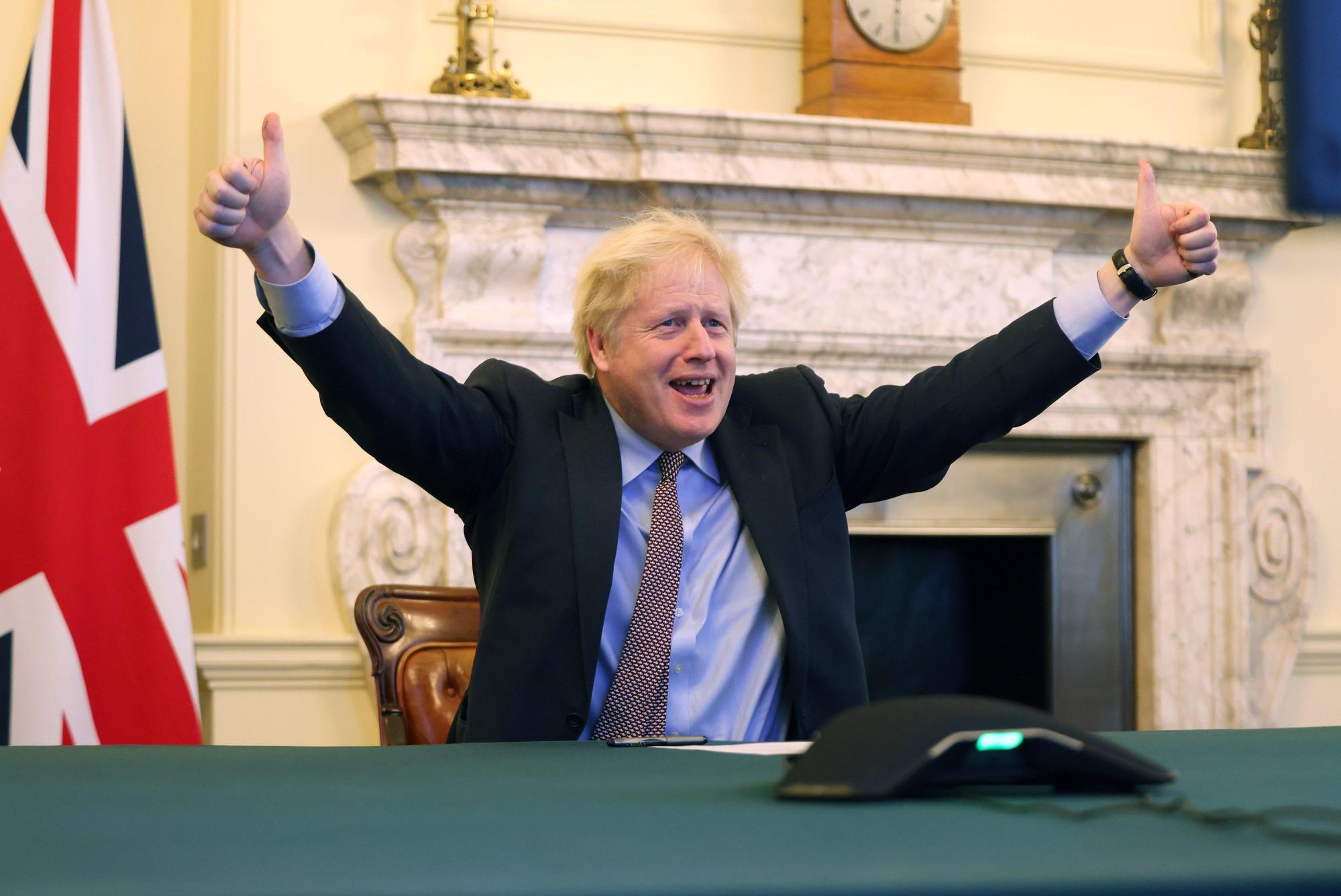 英國首相強生完成脫歐雙邊貿易協議,他嗨翻在推特po出雙手高舉大拇指照片,並寫下「協議達成」。(翻攝自Boris Johnson推特)