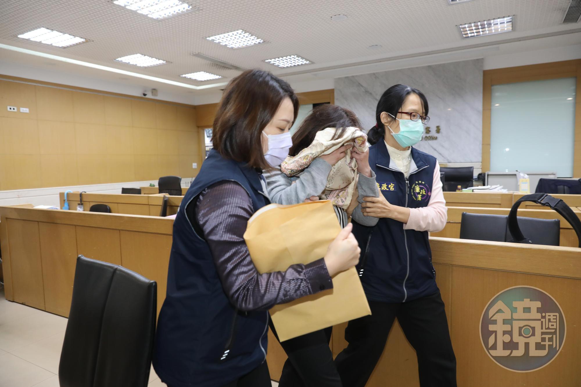 群益證券投資信託公司研究員湯明真訊後5萬元交保。