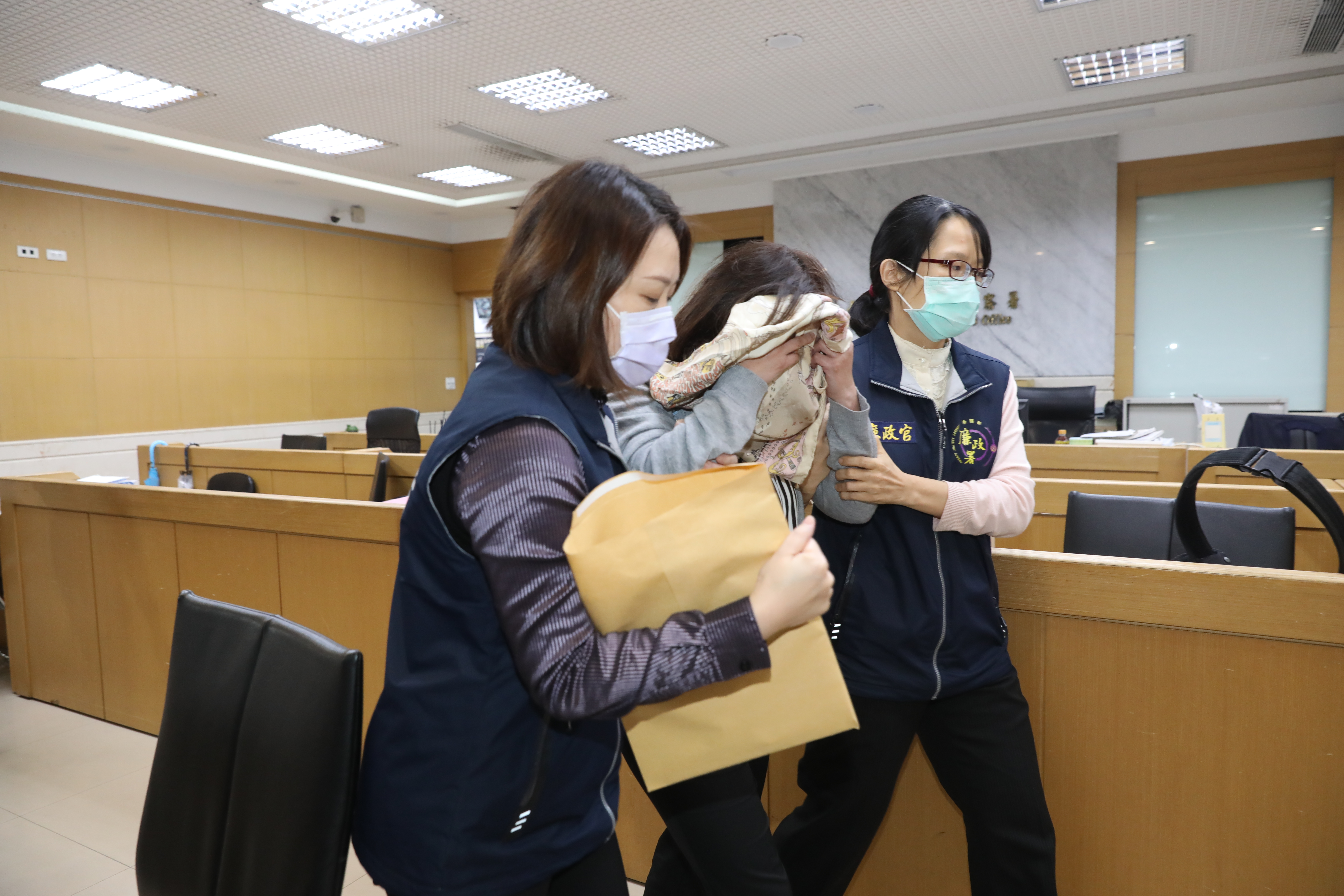 群益證券投資信託公司研究員湯明真訊後5萬元交保。