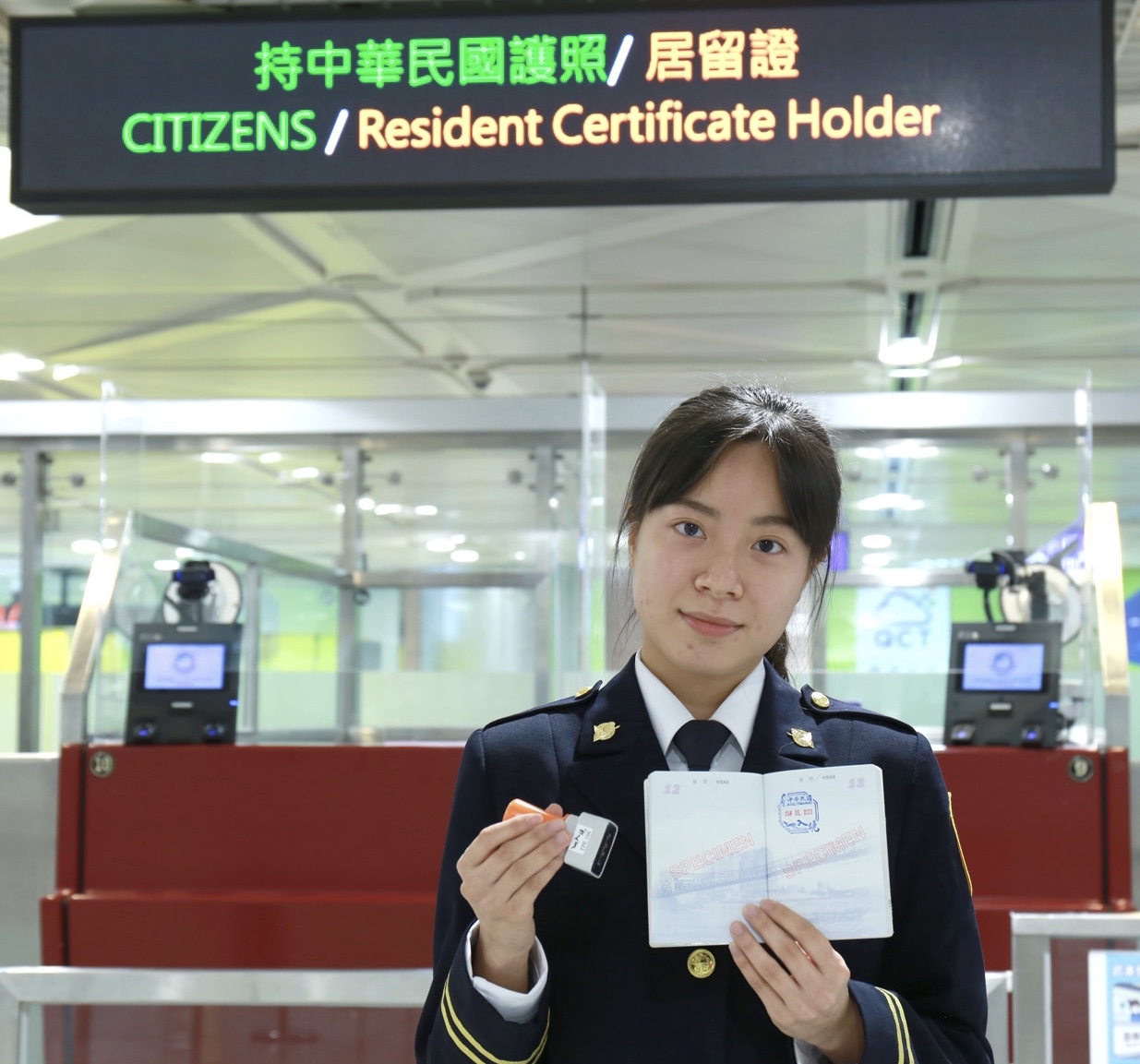 桃園機場移民官展示新章戳。（移民署提供）