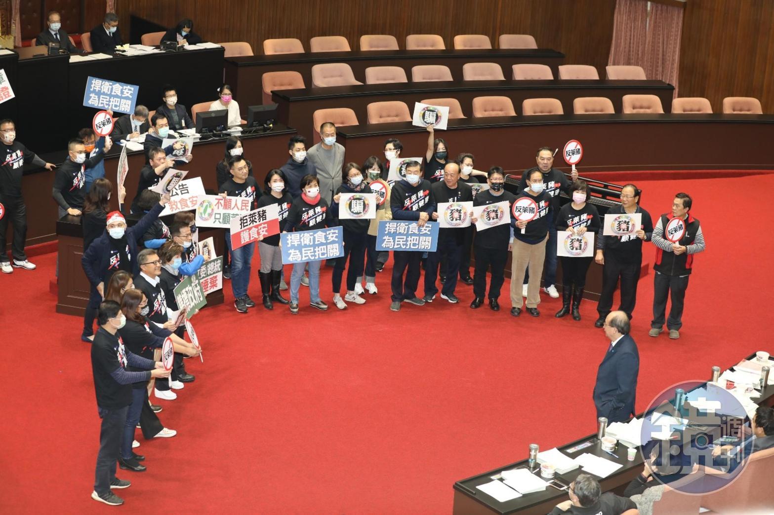 立法院院會昨處理含萊劑美豬開放的9項行政命令及相關議案,在野黨提案均未能通過。