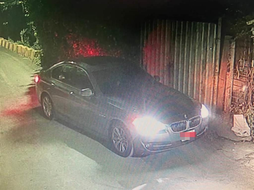 網友公布家門口「車震」還遺留大量垃圾的車主相片。（翻攝爆怨公社）