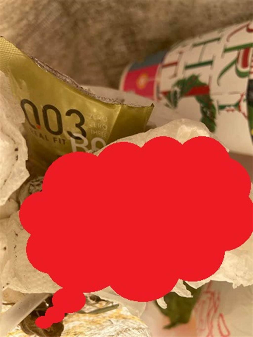 屋主拍下使用過後的保險套垃圾。(翻攝爆怨公社)