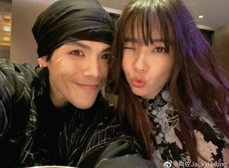 傳郭碧婷老公向佐計劃移民台灣 ，有相關人士表示他們已經向移民署申請「依親移民來台」。（翻攝自向佐微博）